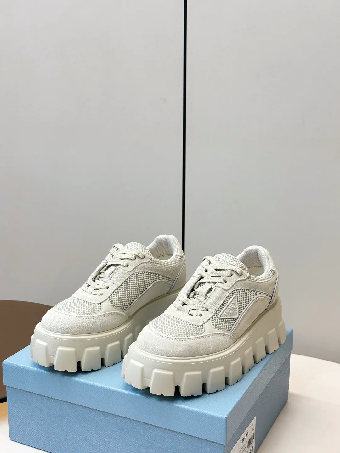 Кроссовки Женские Prada 18133087