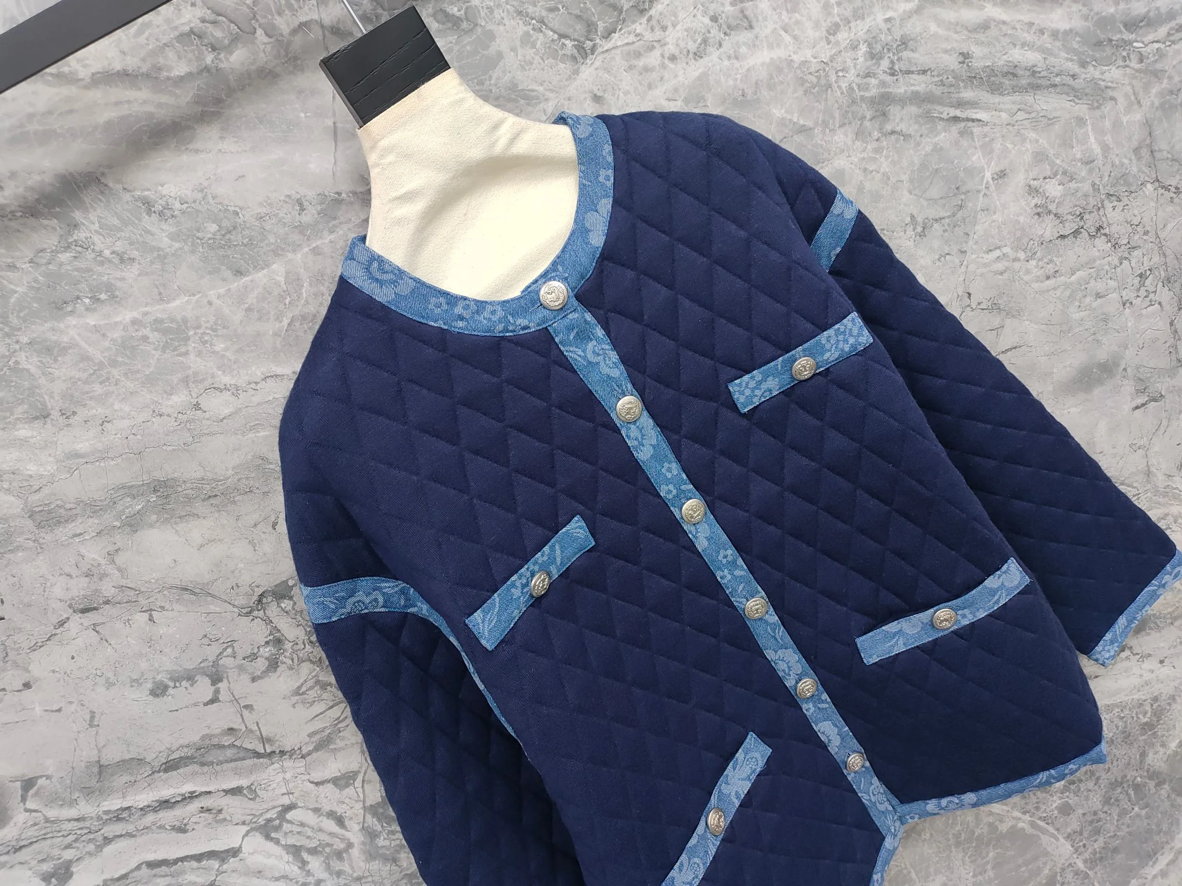 Куртки И Пуховики Женские Chanel 18743609