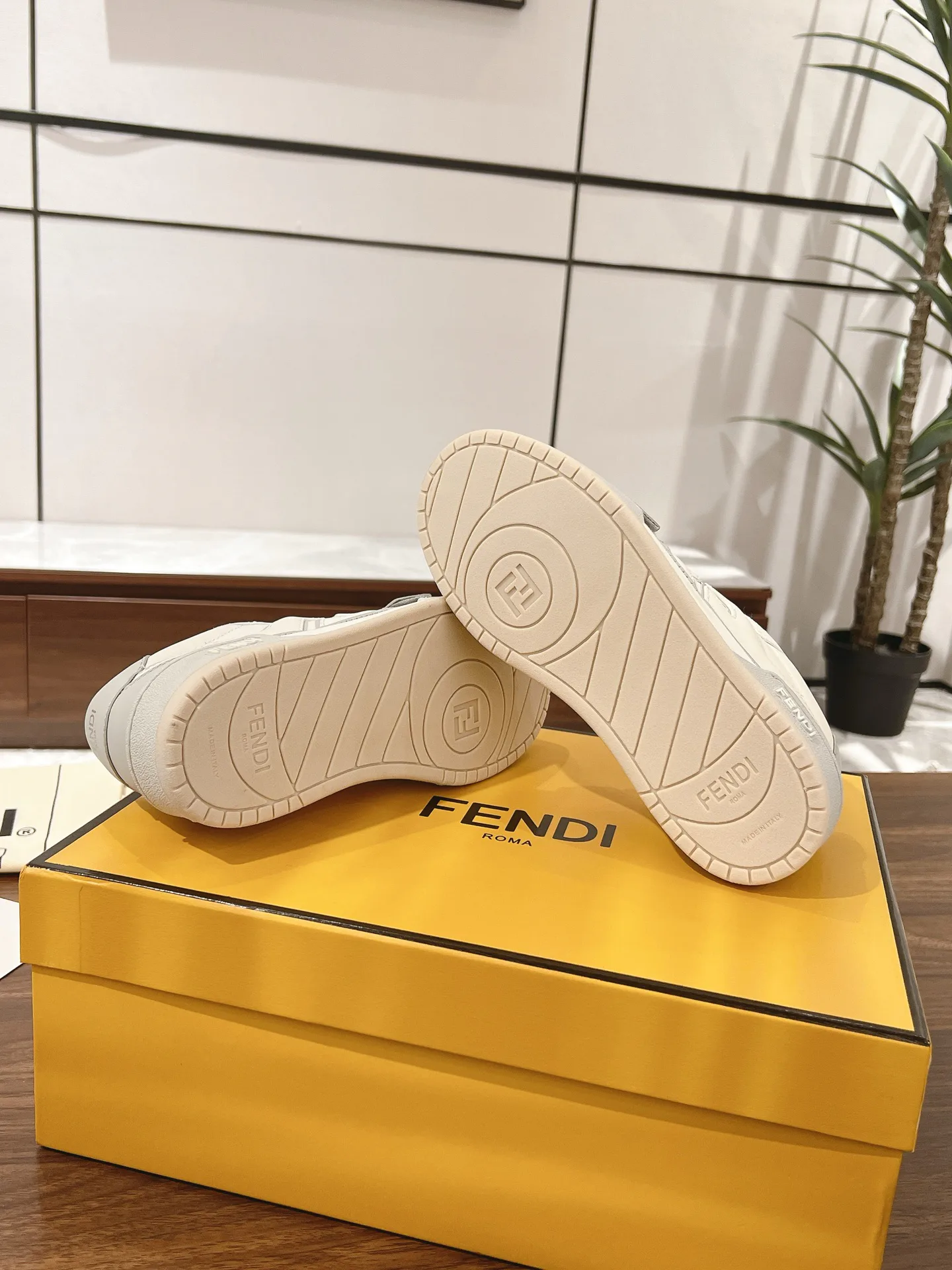 Кроссовки Женские Fendi 18219541