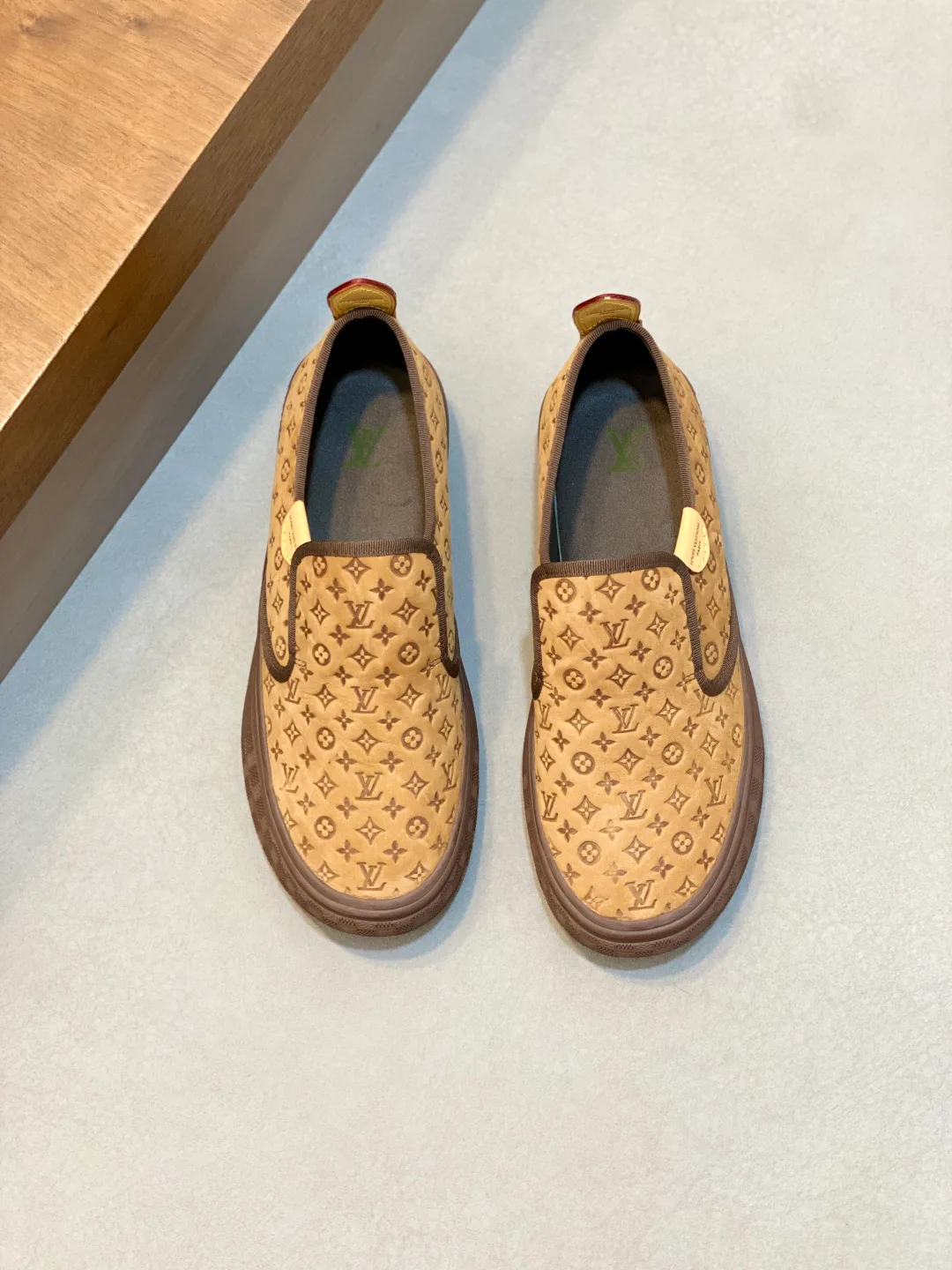 Кроссовки Мужские Louis Vuitton 18707536
