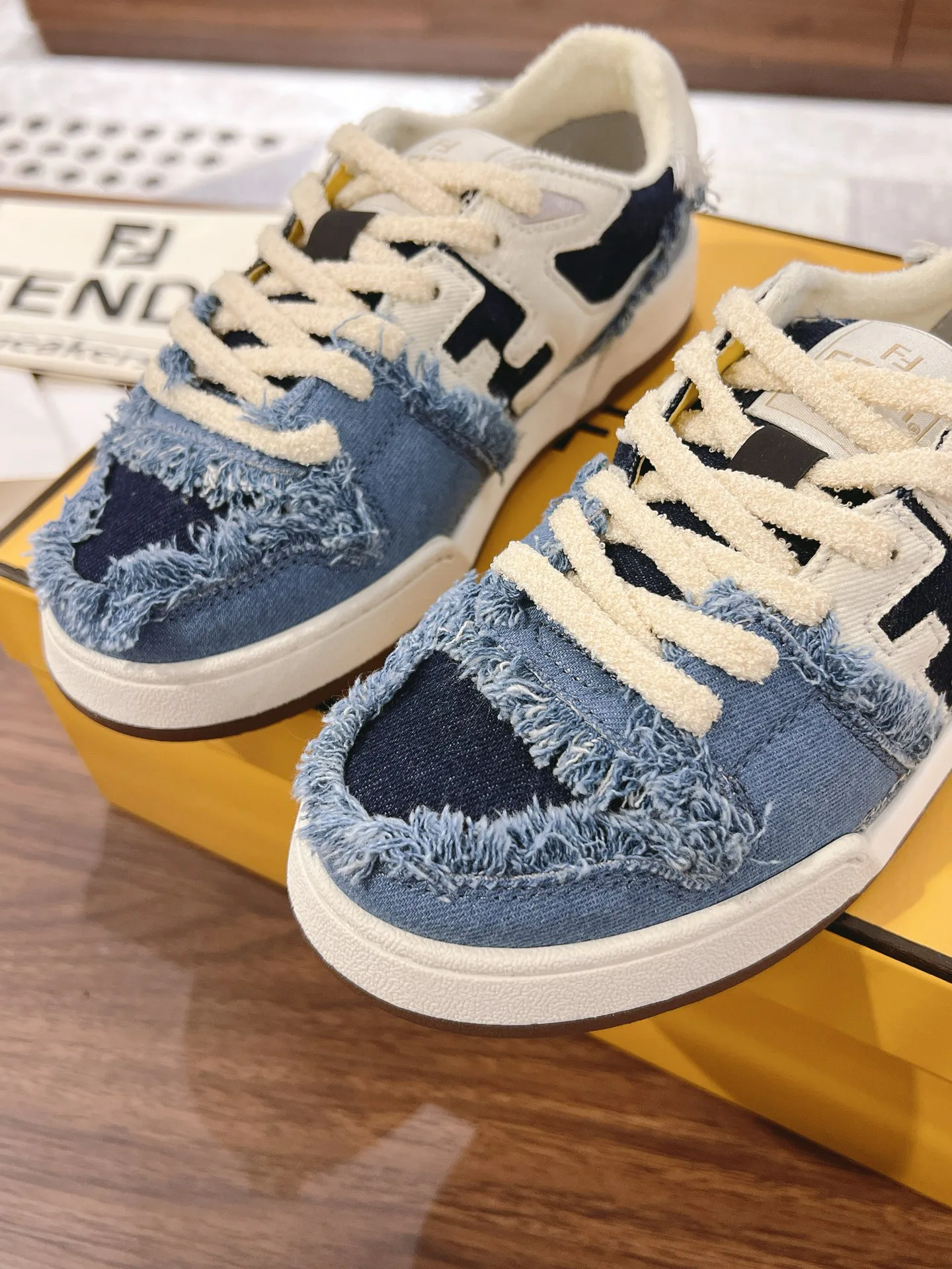 Кроссовки Женские Fendi 18219590