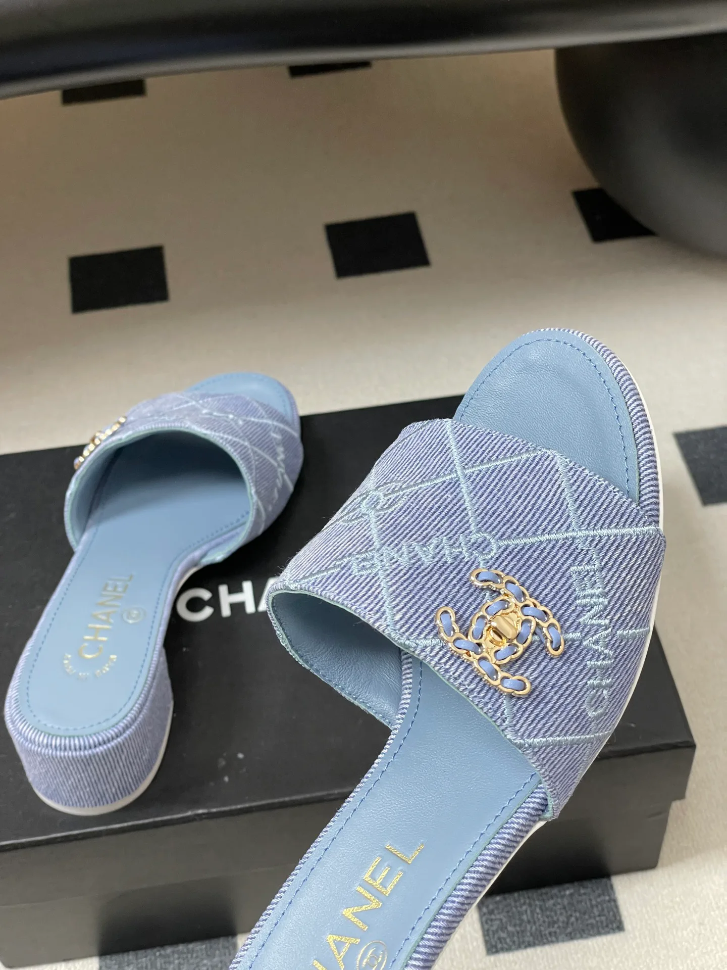 Шлепанцы Женские Chanel 10993815