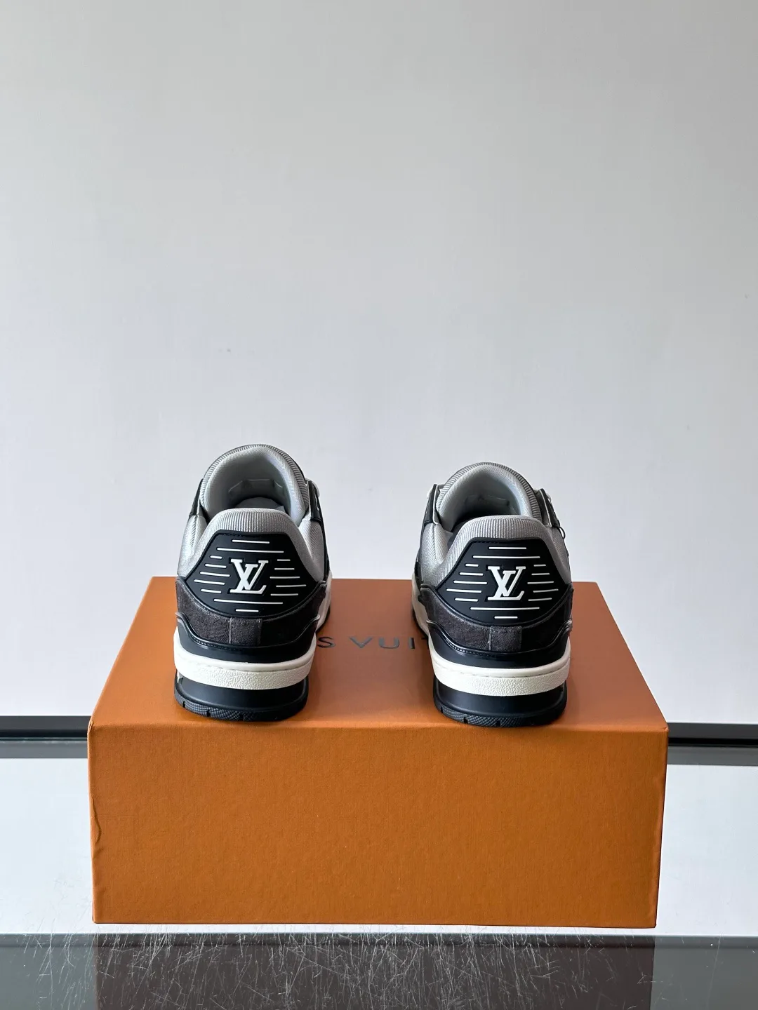 Кроссовки Женские Louis Vuitton 17914079