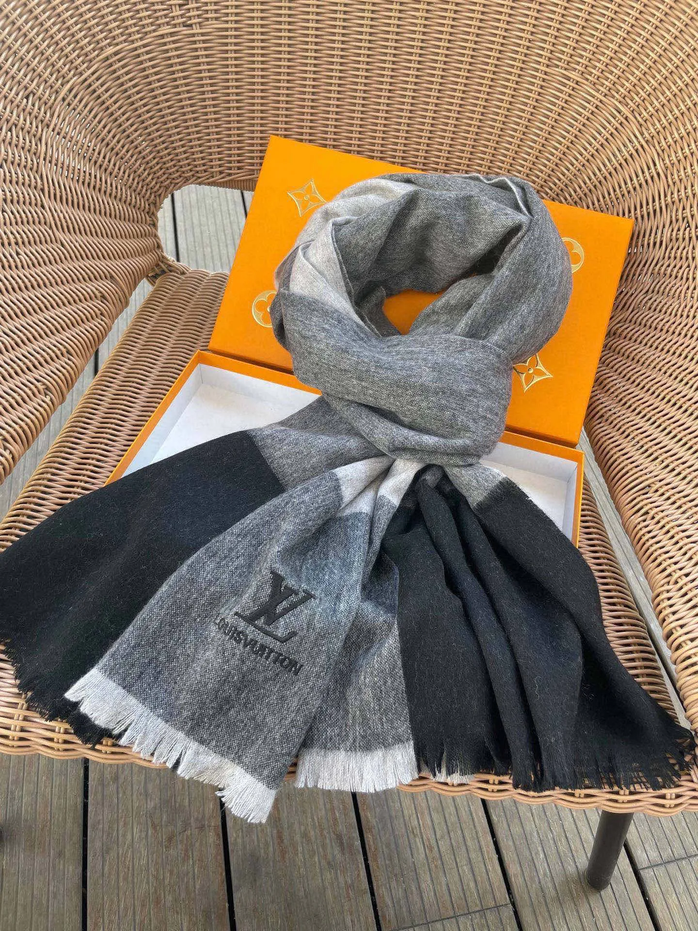 Шарфы Louis Vuitton 832144