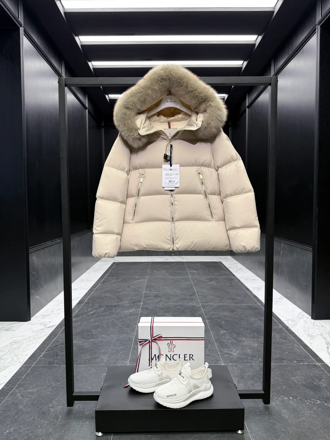 Куртки И Пуховики Женские Moncler 17964585