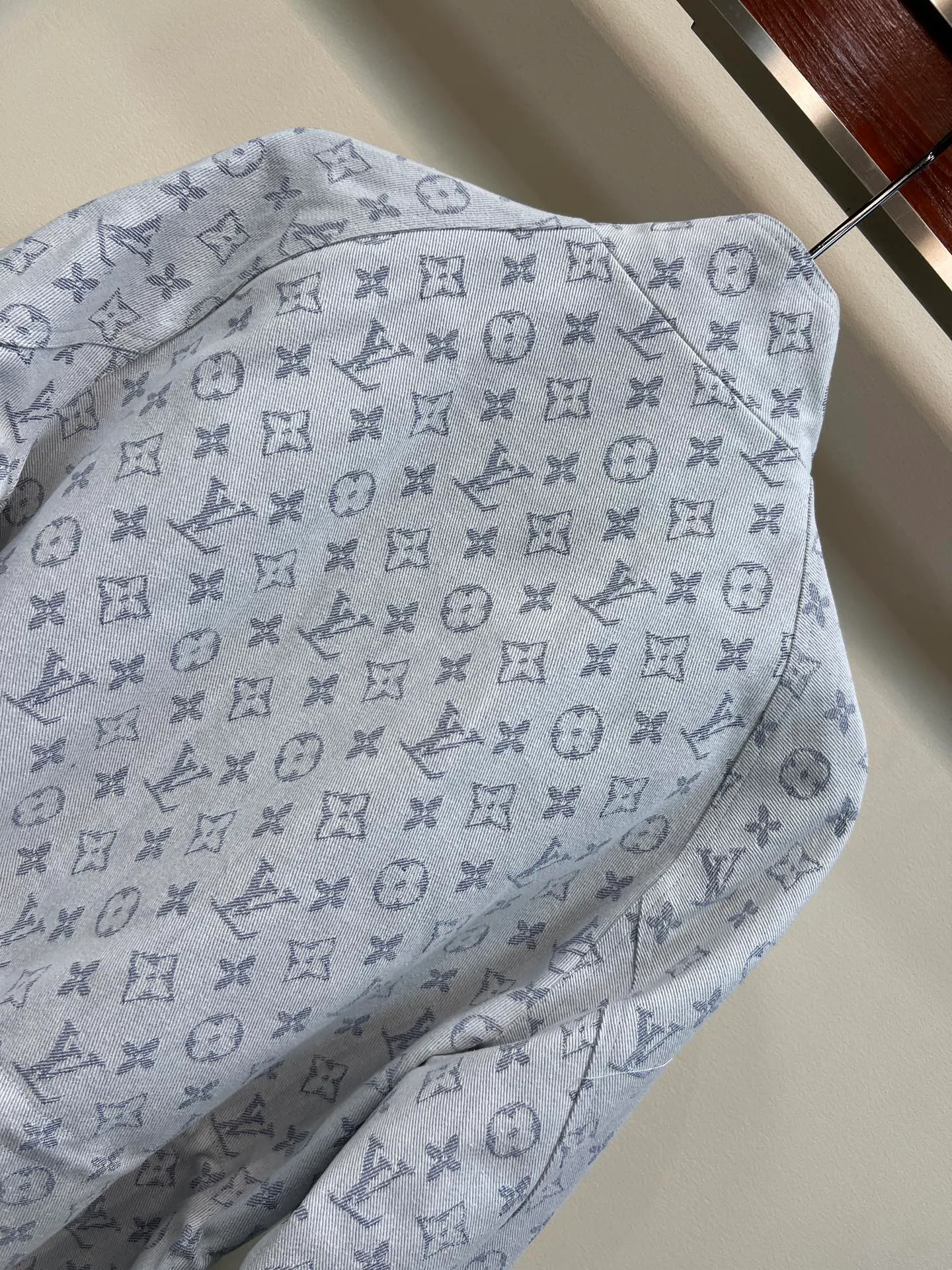 Куртки И Пуховики Женские Louis Vuitton 18605971
