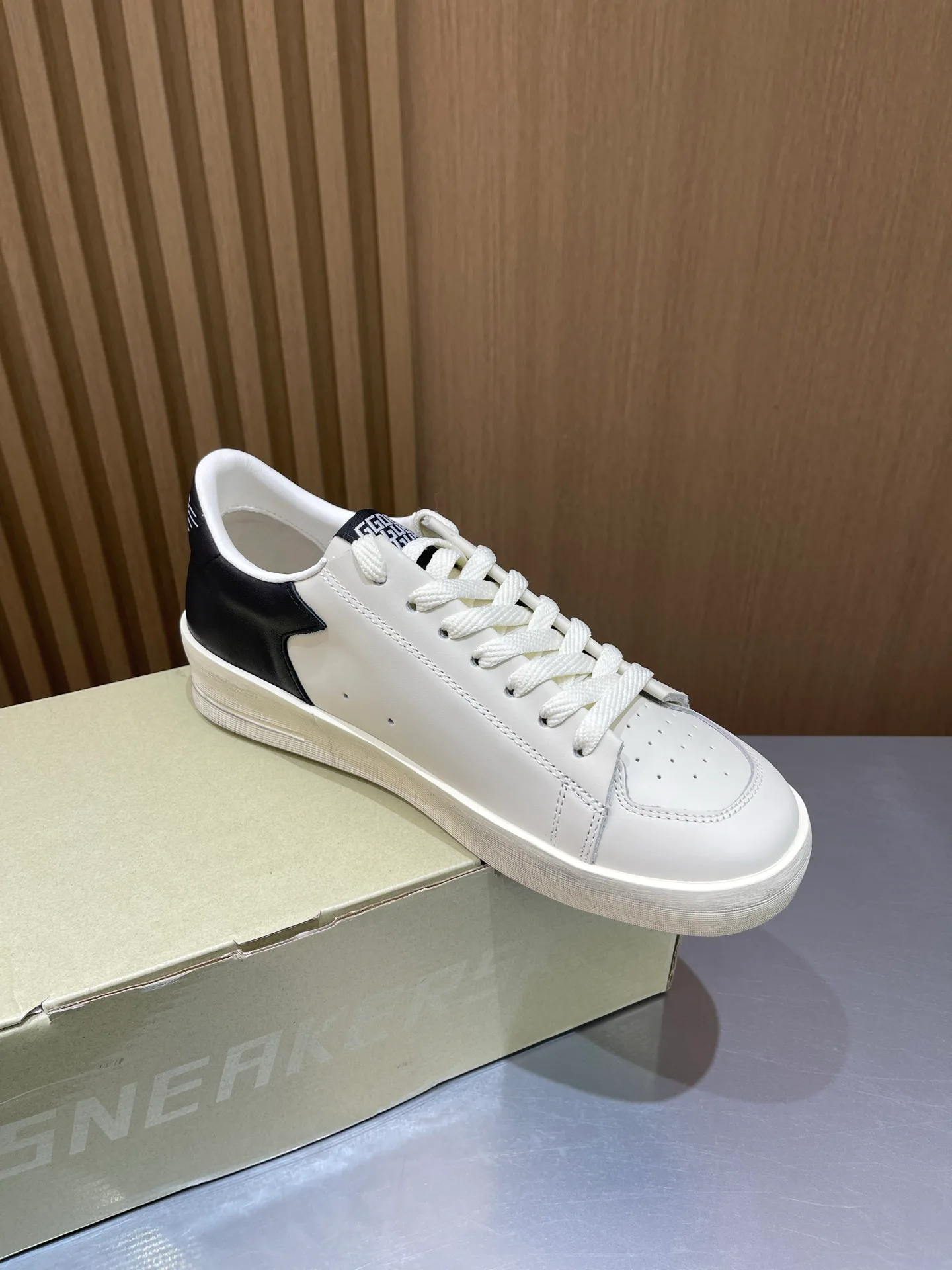 Кроссовки Женские Golden Goose 19466427