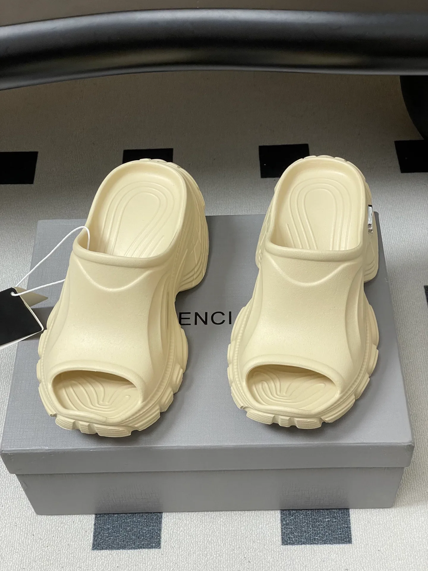 Шлепанцы Женские Balenciaga 13343861