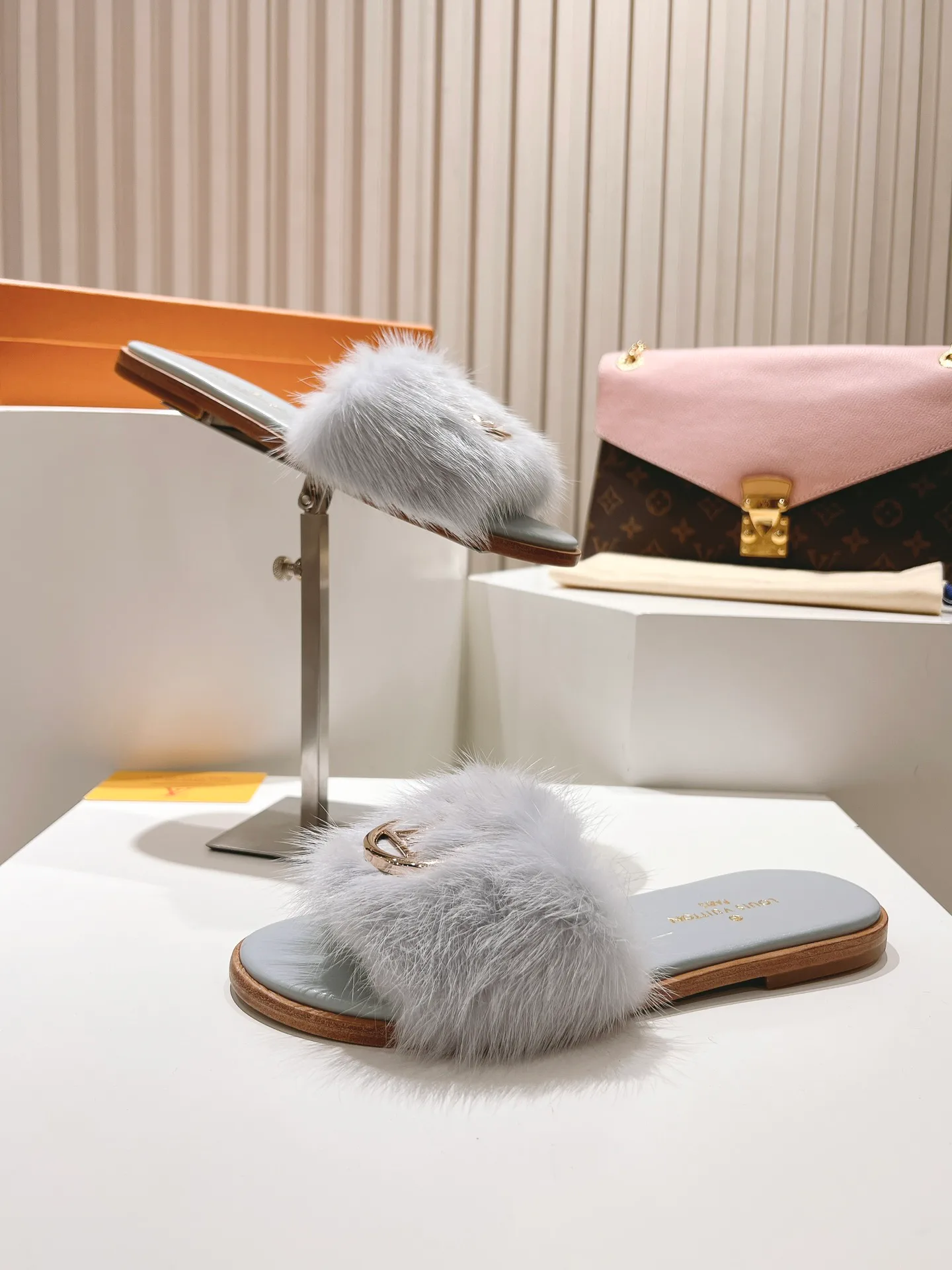 Шлепанцы Женские Louis Vuitton 11190744