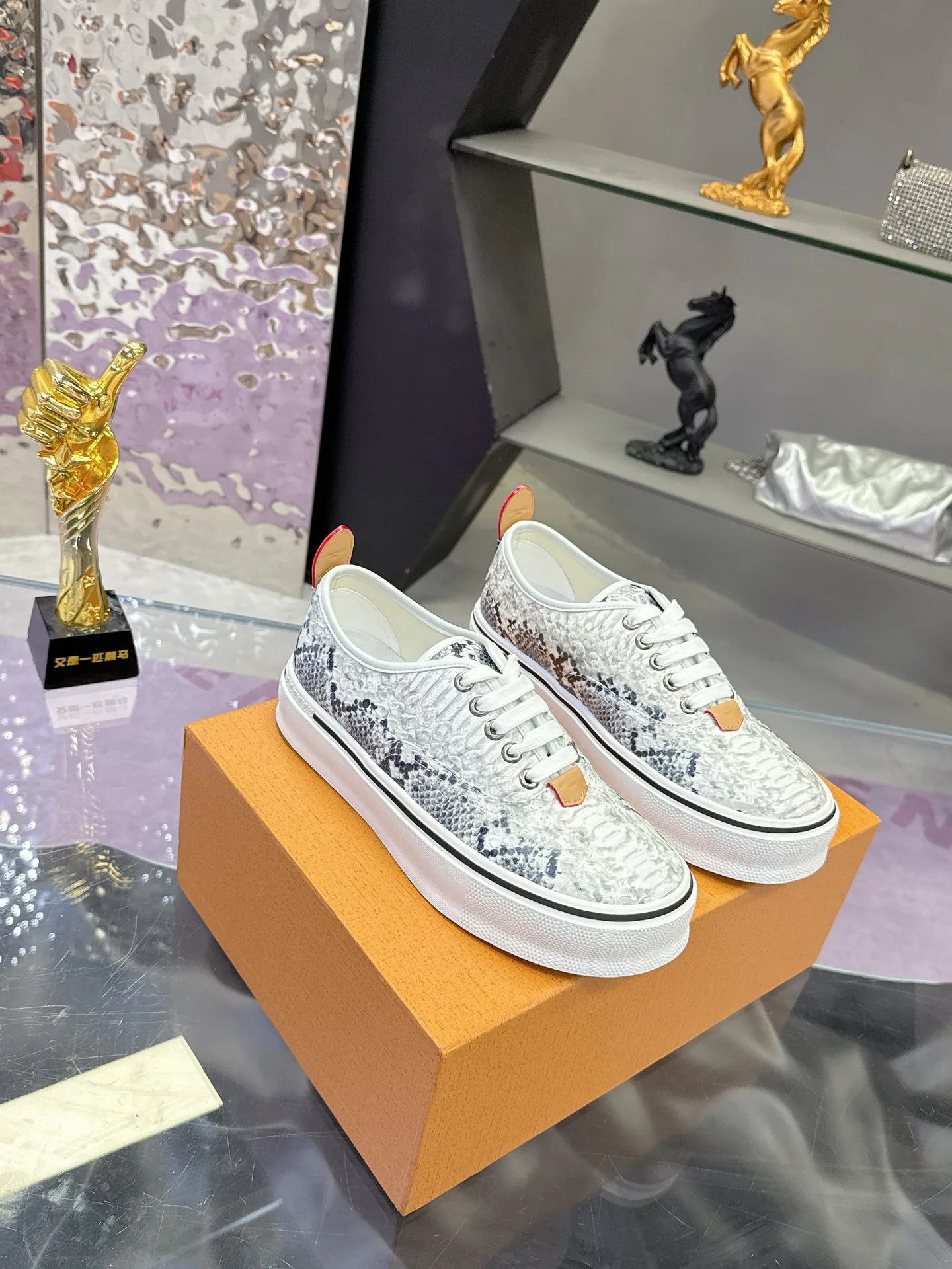 Кроссовки Мужские Louis Vuitton 17930911