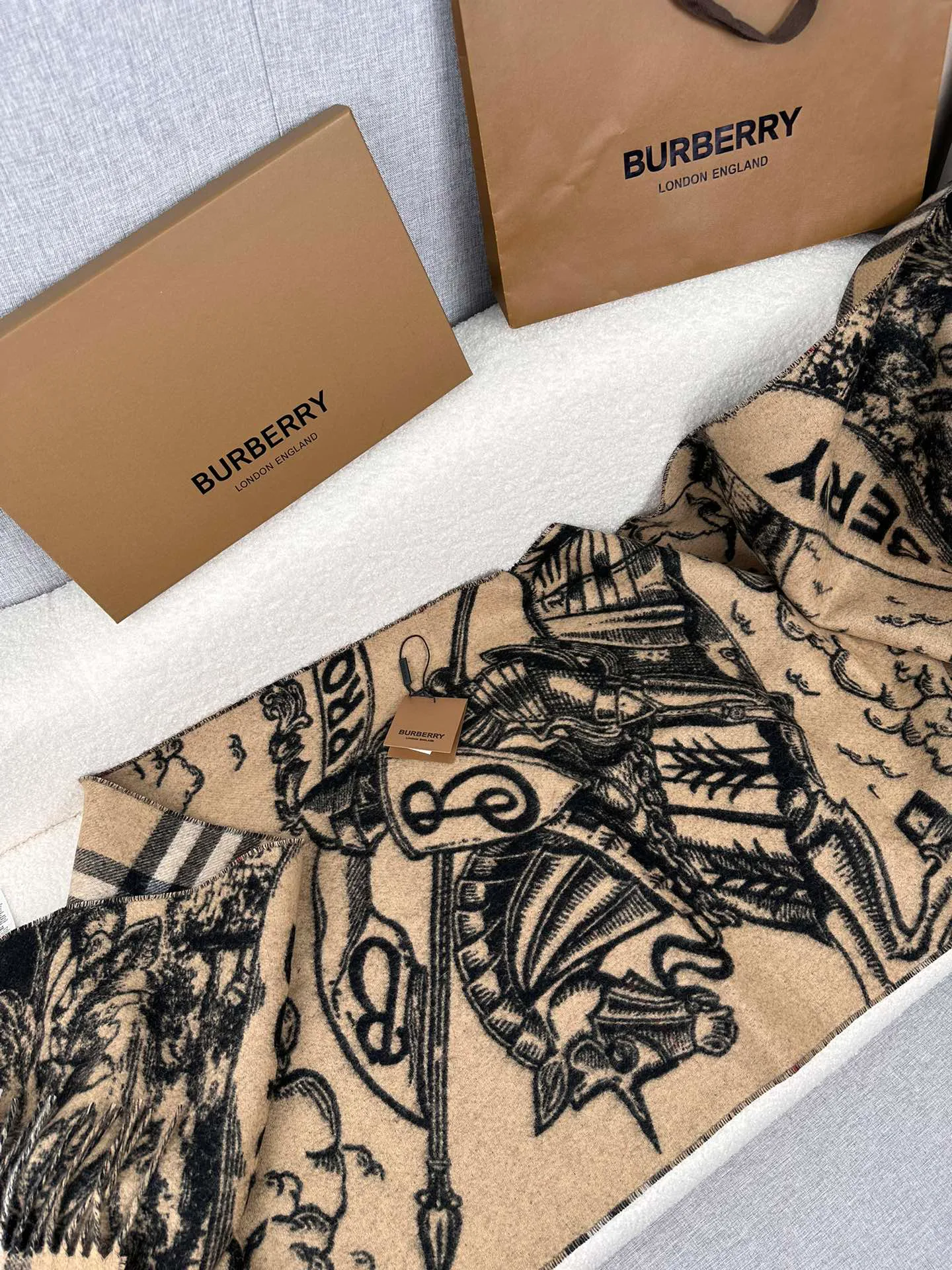 Шарфы Burberry 18675474