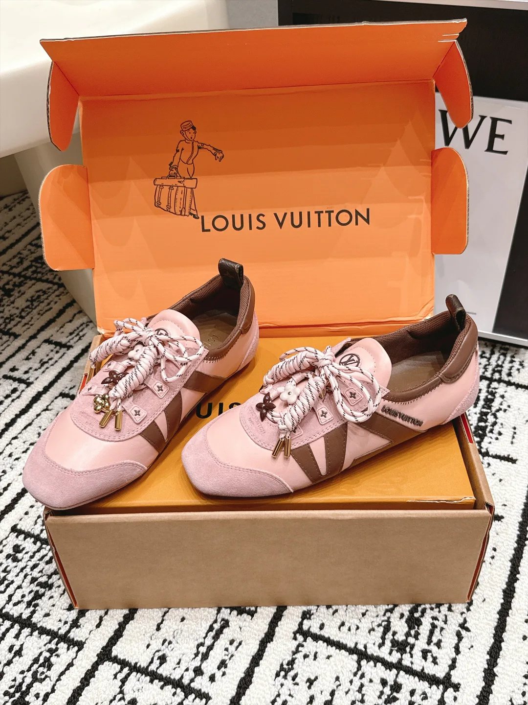 Кроссовки Женские Louis Vuitton 17978323