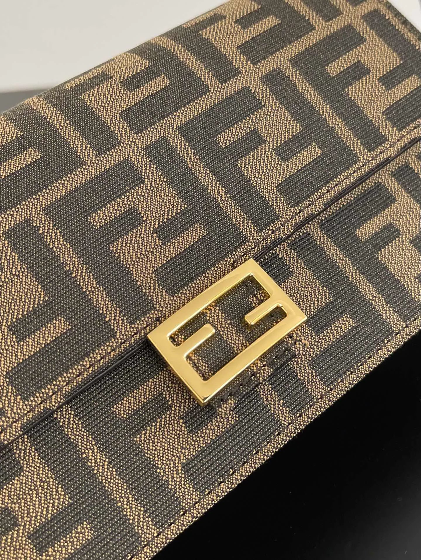Сумки На Ремне Женские Fendi 13546257