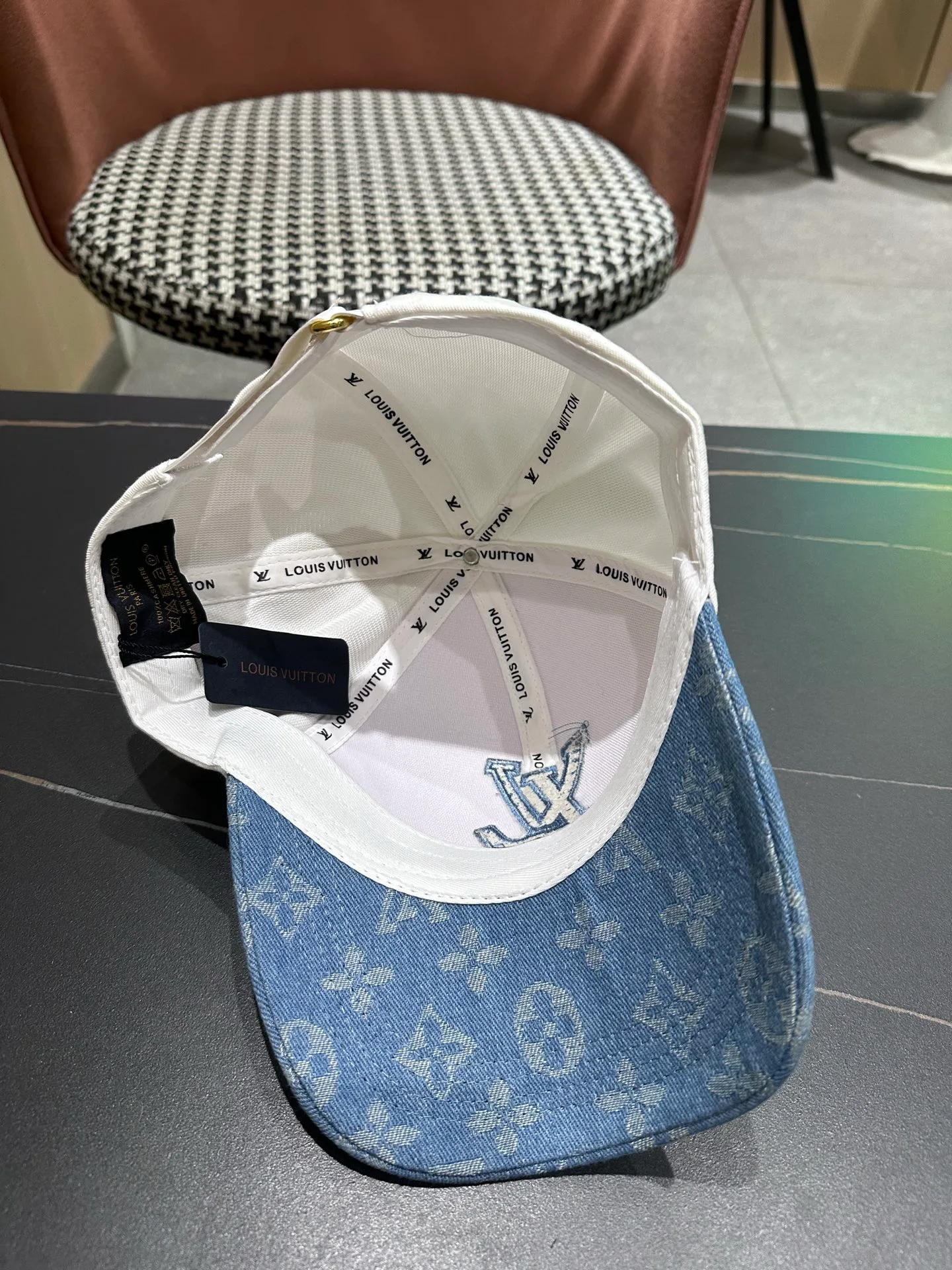 Головные Уборы Louis Vuitton 18478992