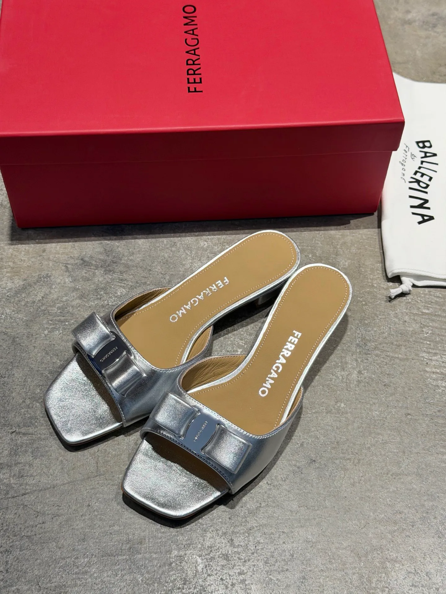 Босоножки Женские Salvatore Ferragamo 17642572