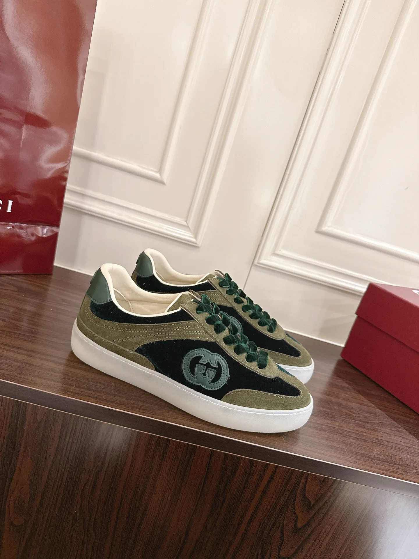 Кроссовки Женские Gucci 1827509