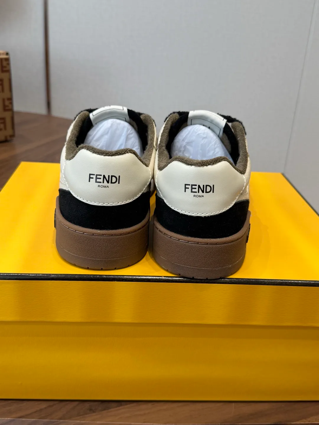 Кроссовки Женские Fendi 17908426