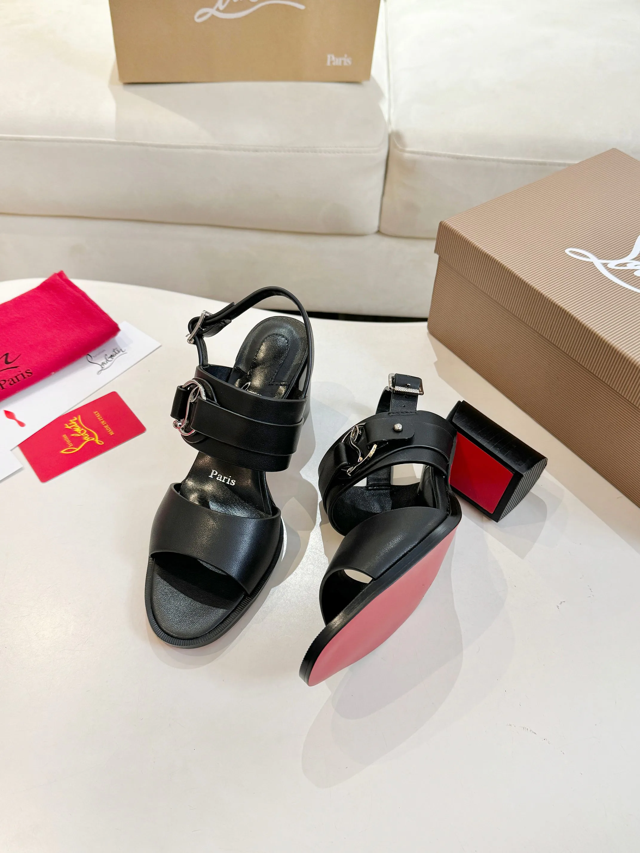 Босоножки Женские Christian Louboutin 17038135