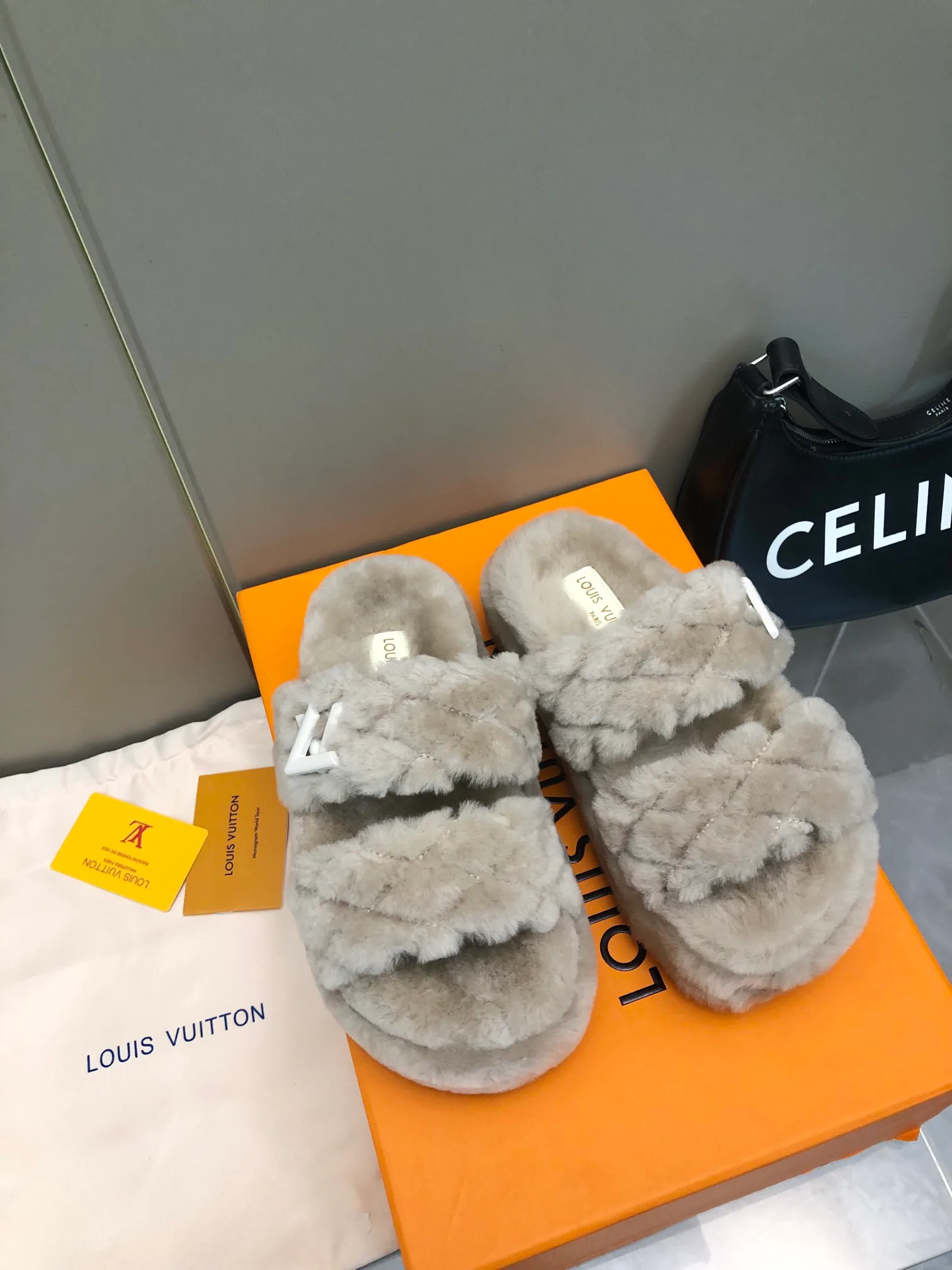 Тапочки Женские Louis Vuitton 914376