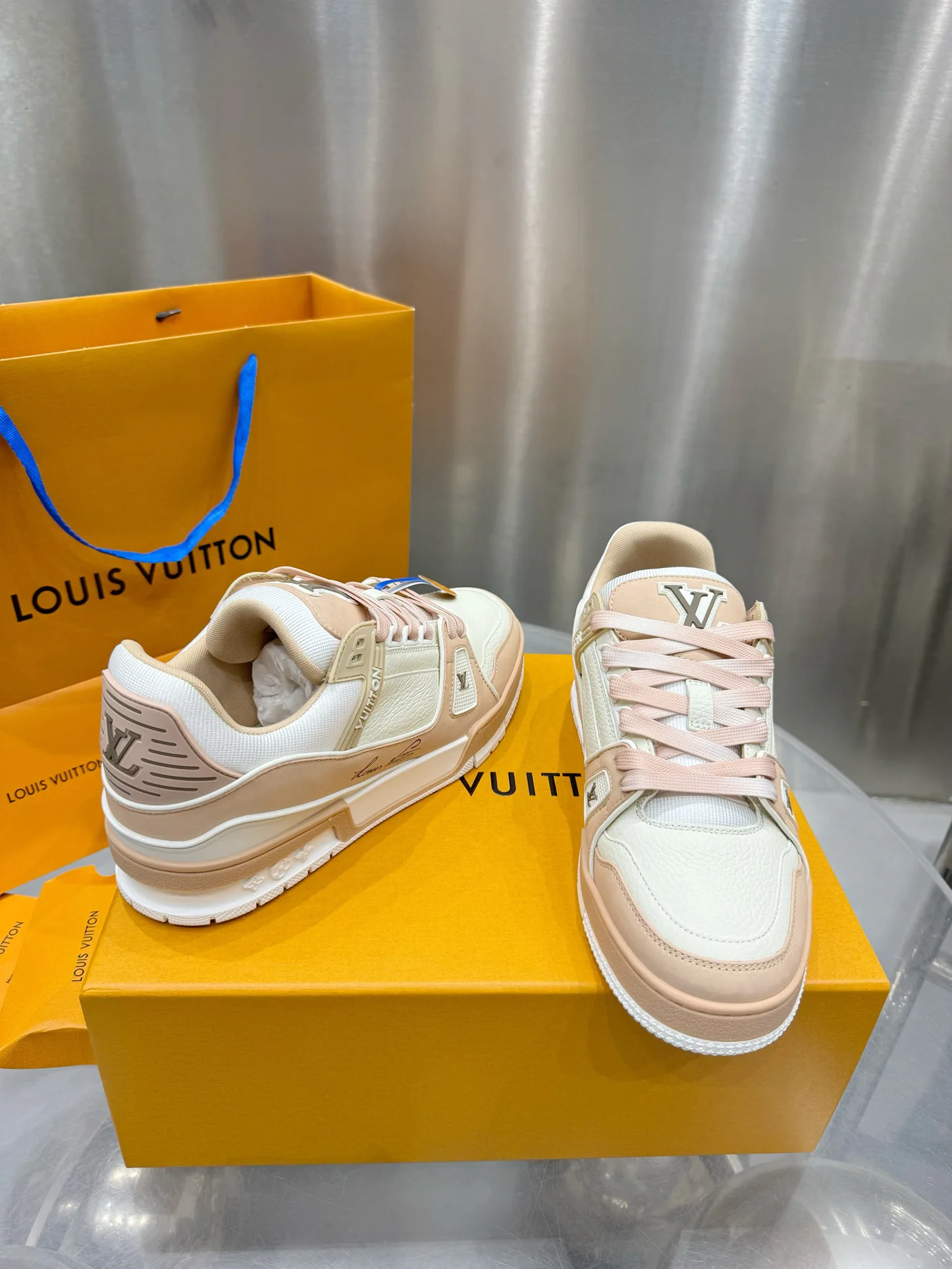 Кроссовки Женские Louis Vuitton 19073367