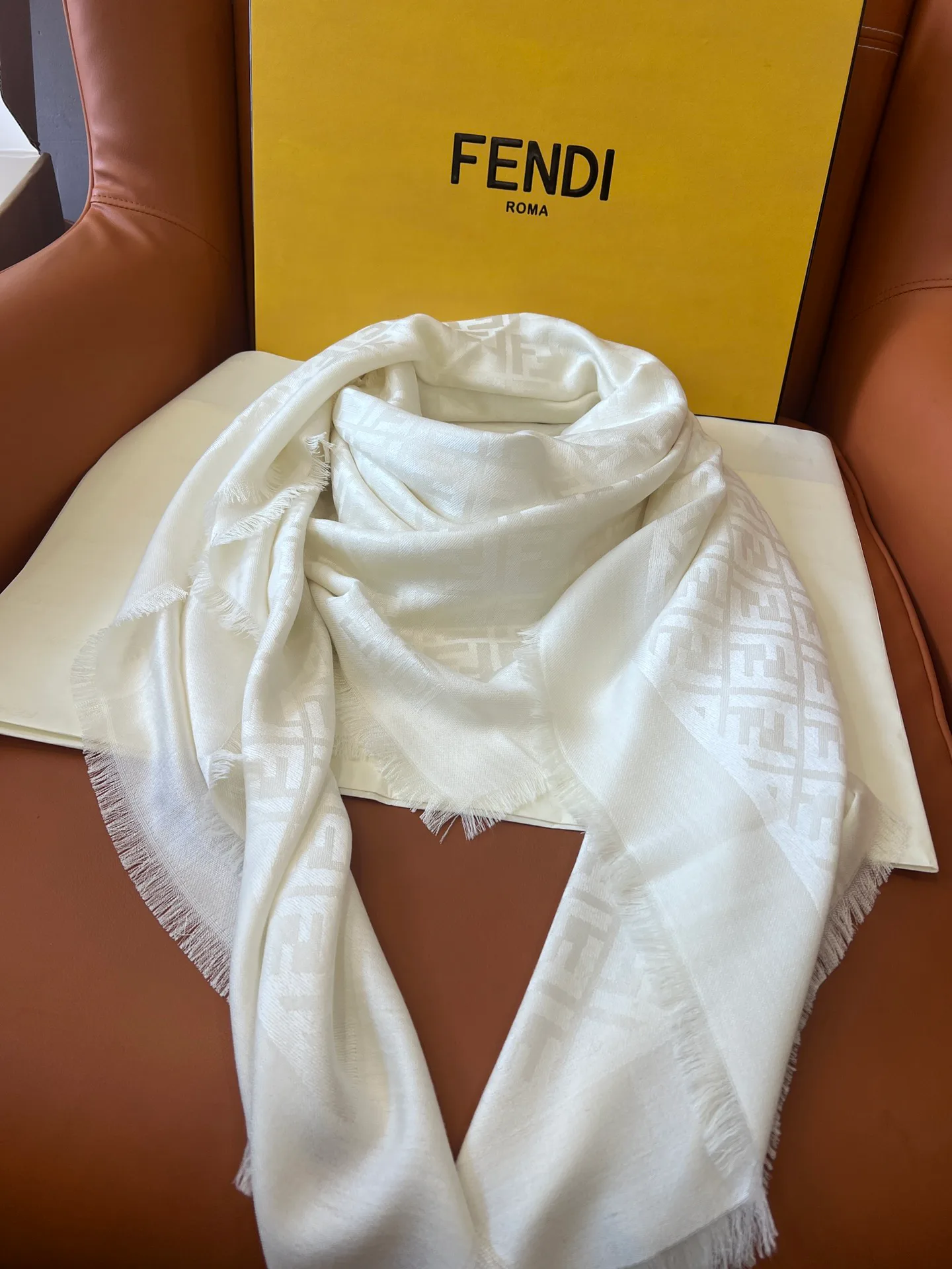Шарфы Fendi 18287184