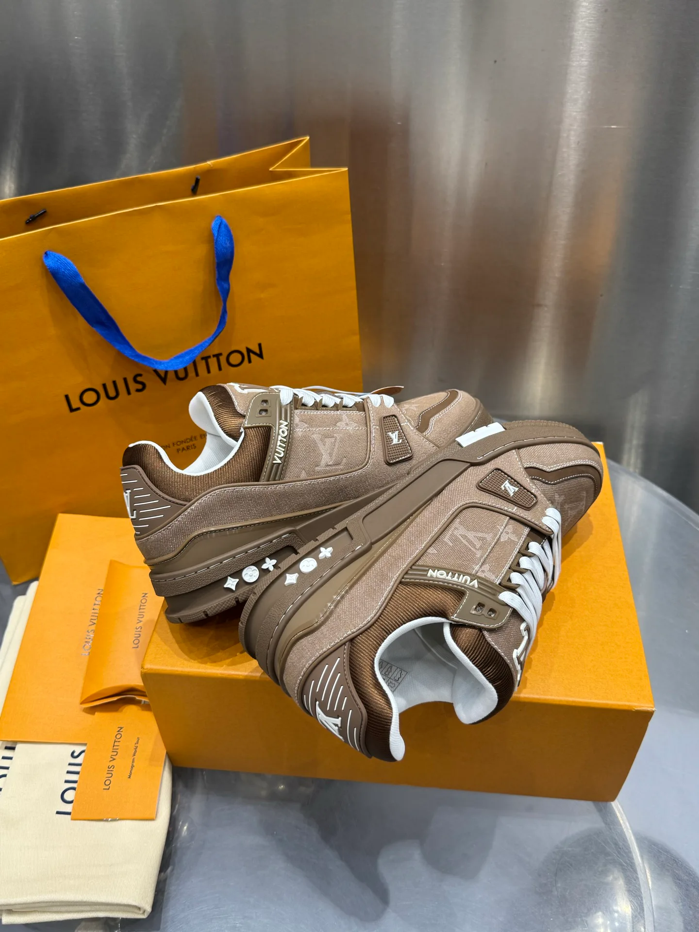 Кроссовки Женские Louis Vuitton 19073341
