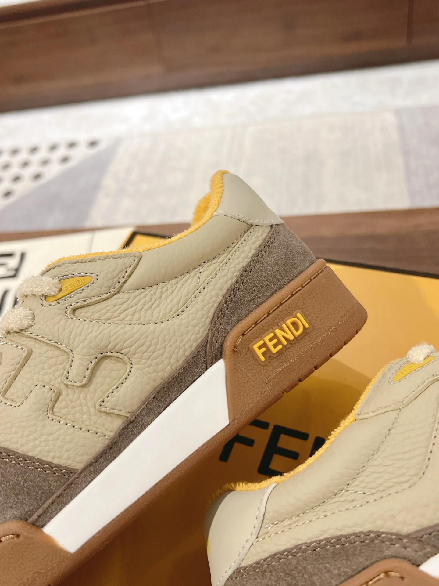 Кроссовки Женские Fendi 18219593