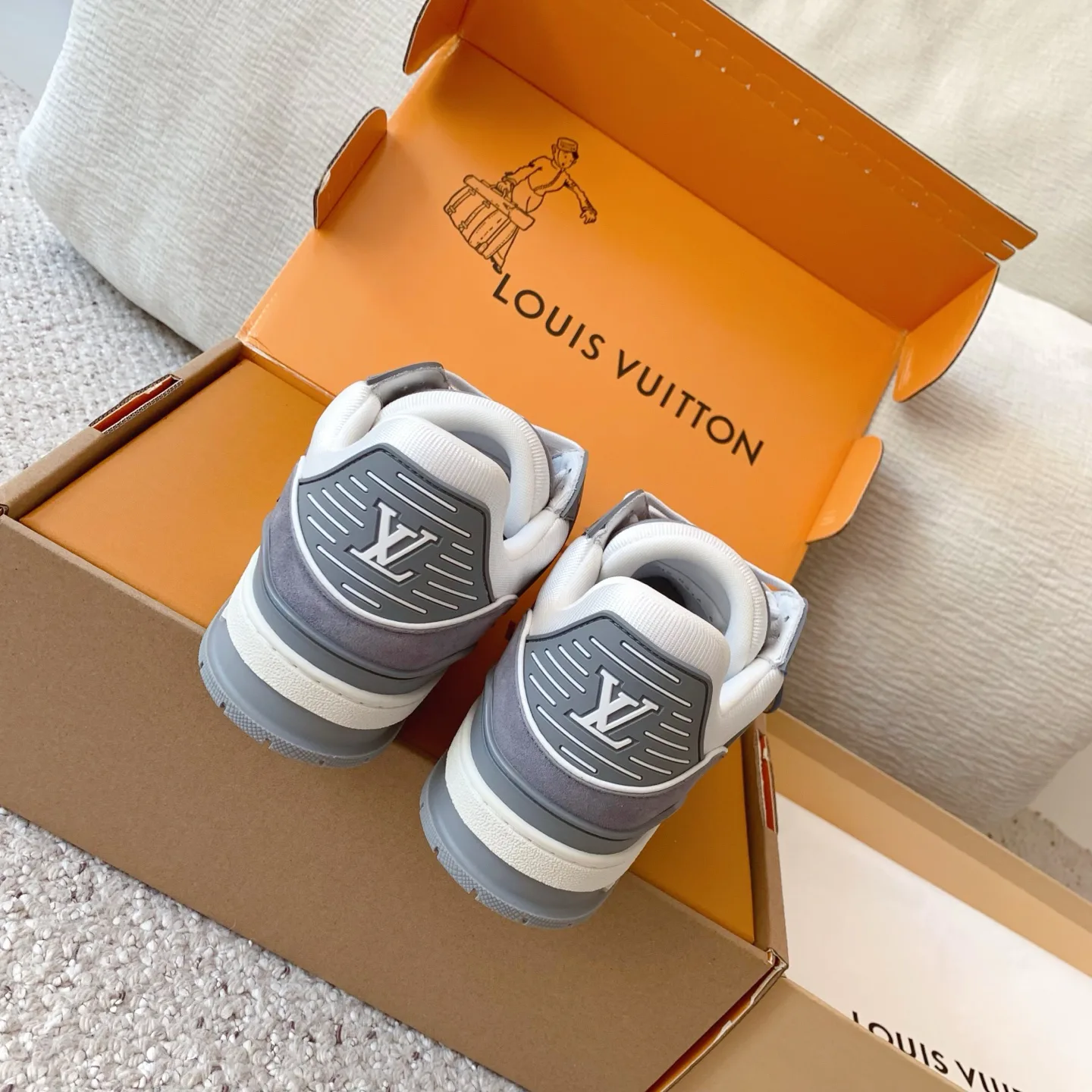 Кроссовки Женские Louis Vuitton 18258360