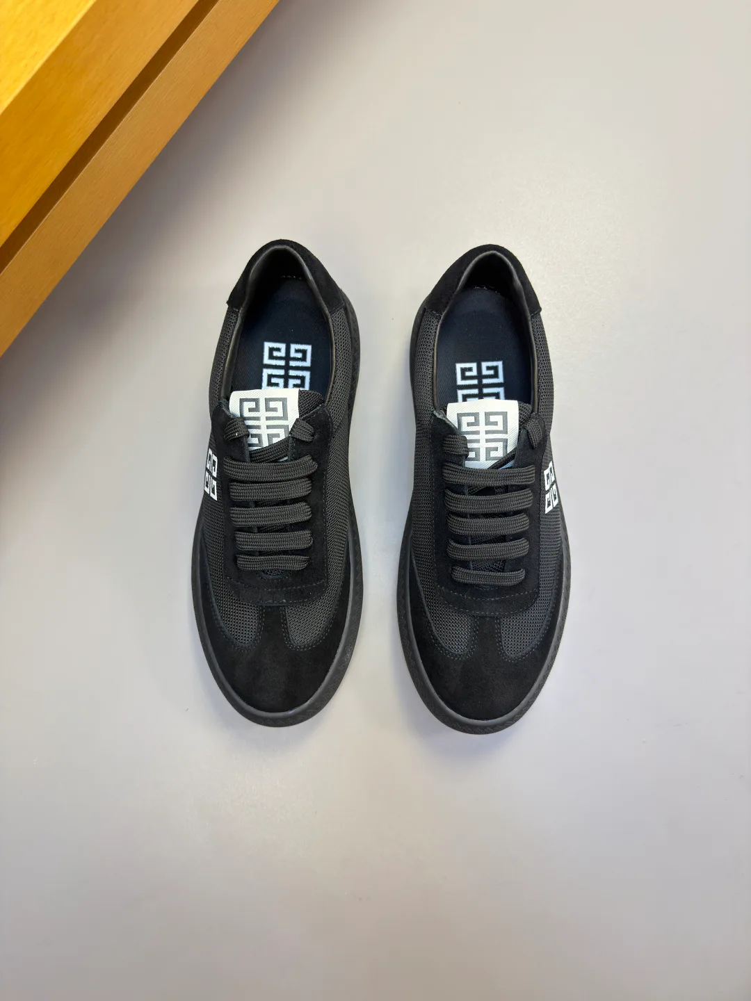 Кроссовки Женские Givenchy 18561951