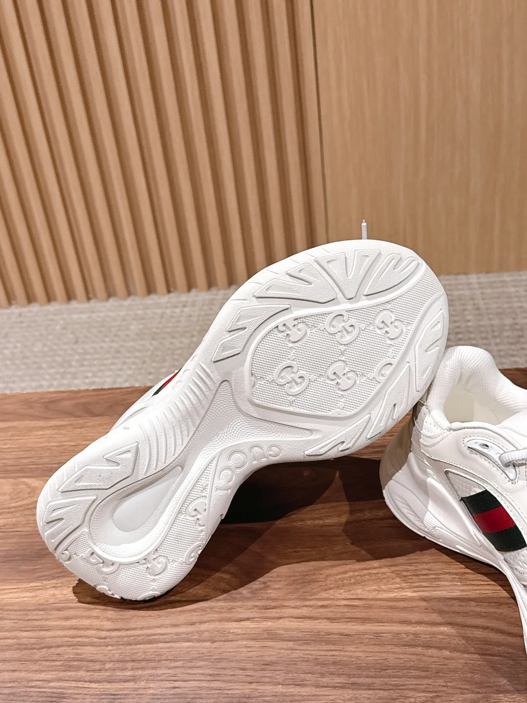 Кроссовки Женские Gucci 18889229