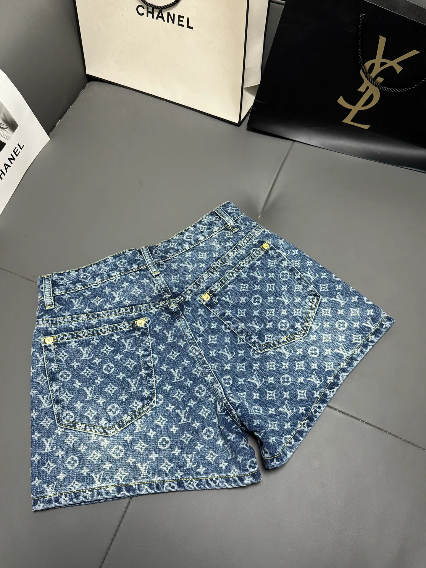 Шорты Женские Louis Vuitton 6056906