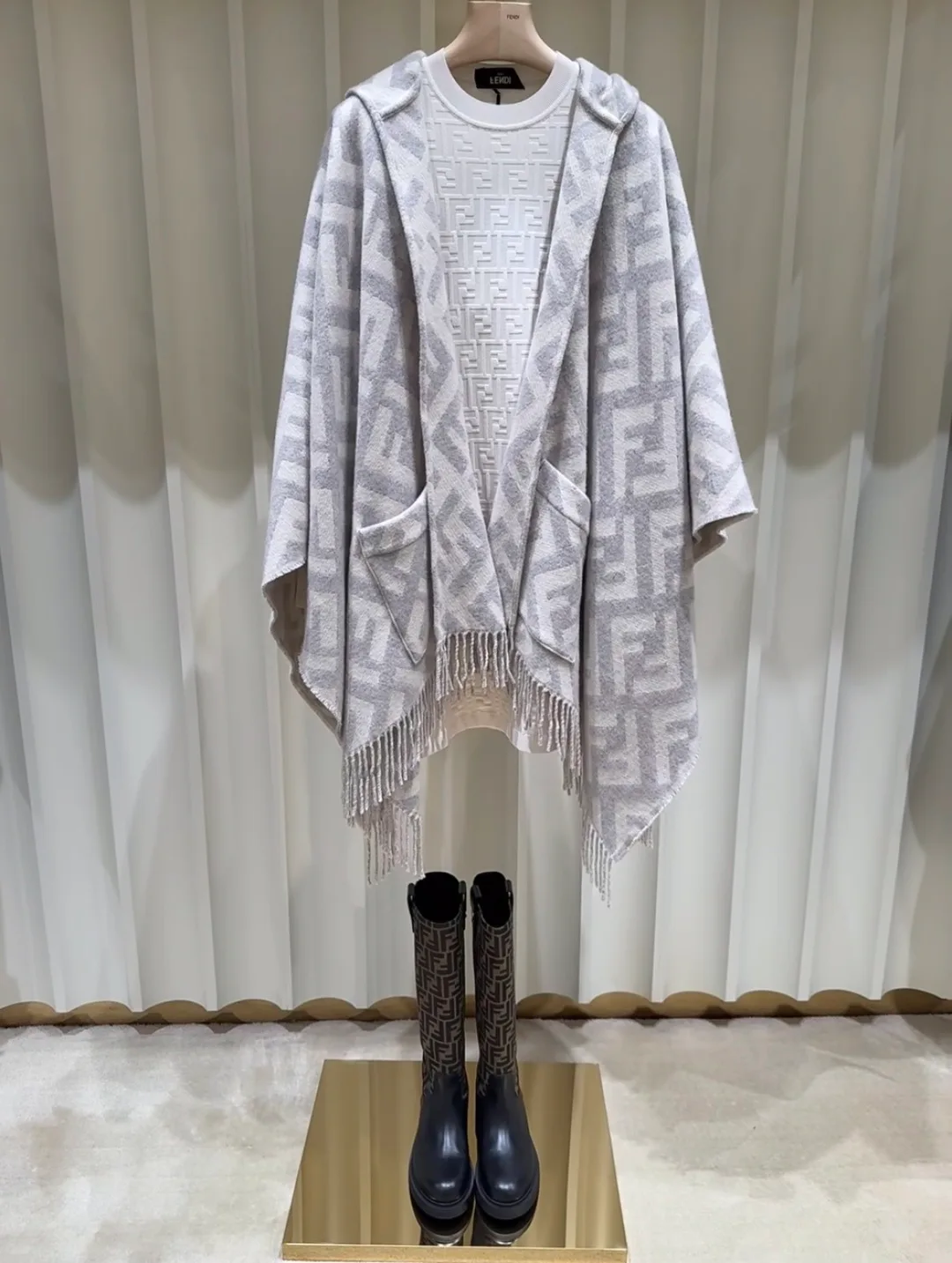 Пальто Женские Fendi 18627253