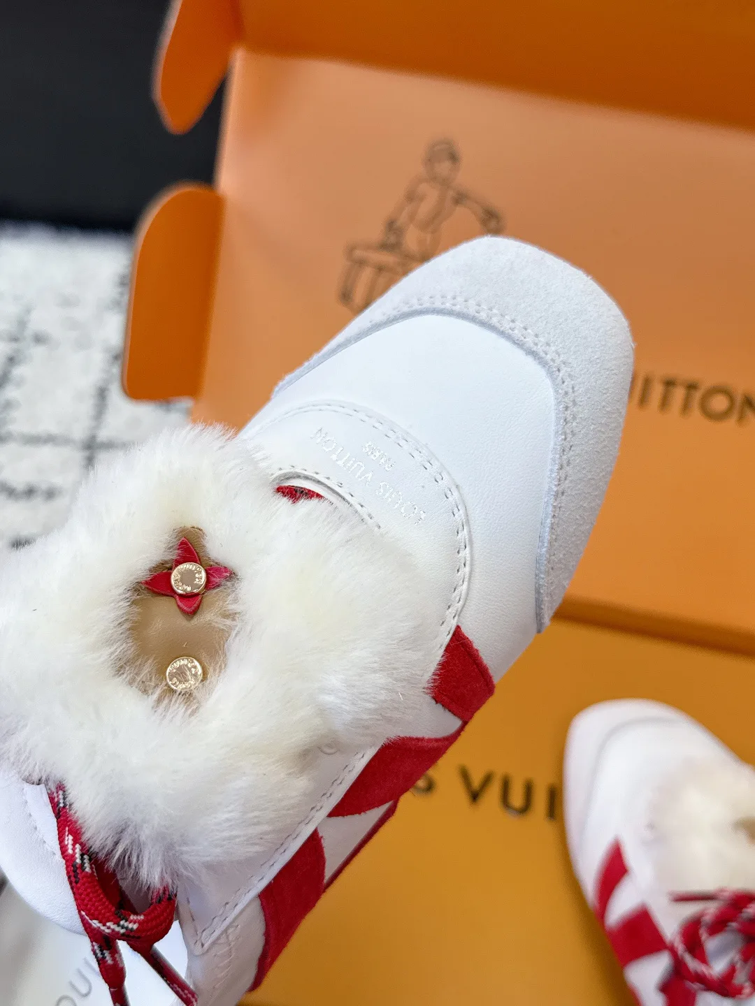 Кроссовки Женские Louis Vuitton 18409659