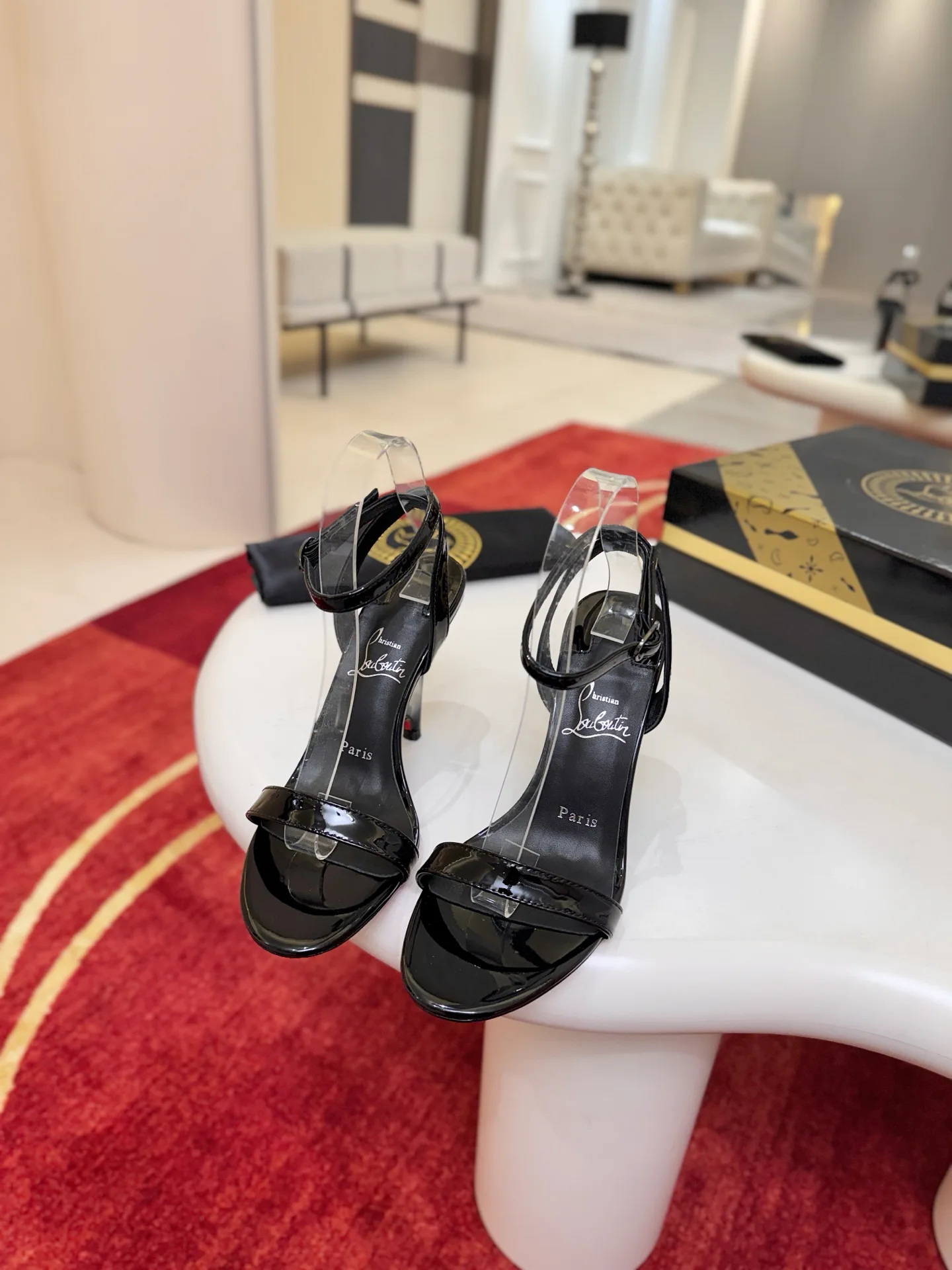 Босоножки Женские Christian Louboutin 18500908