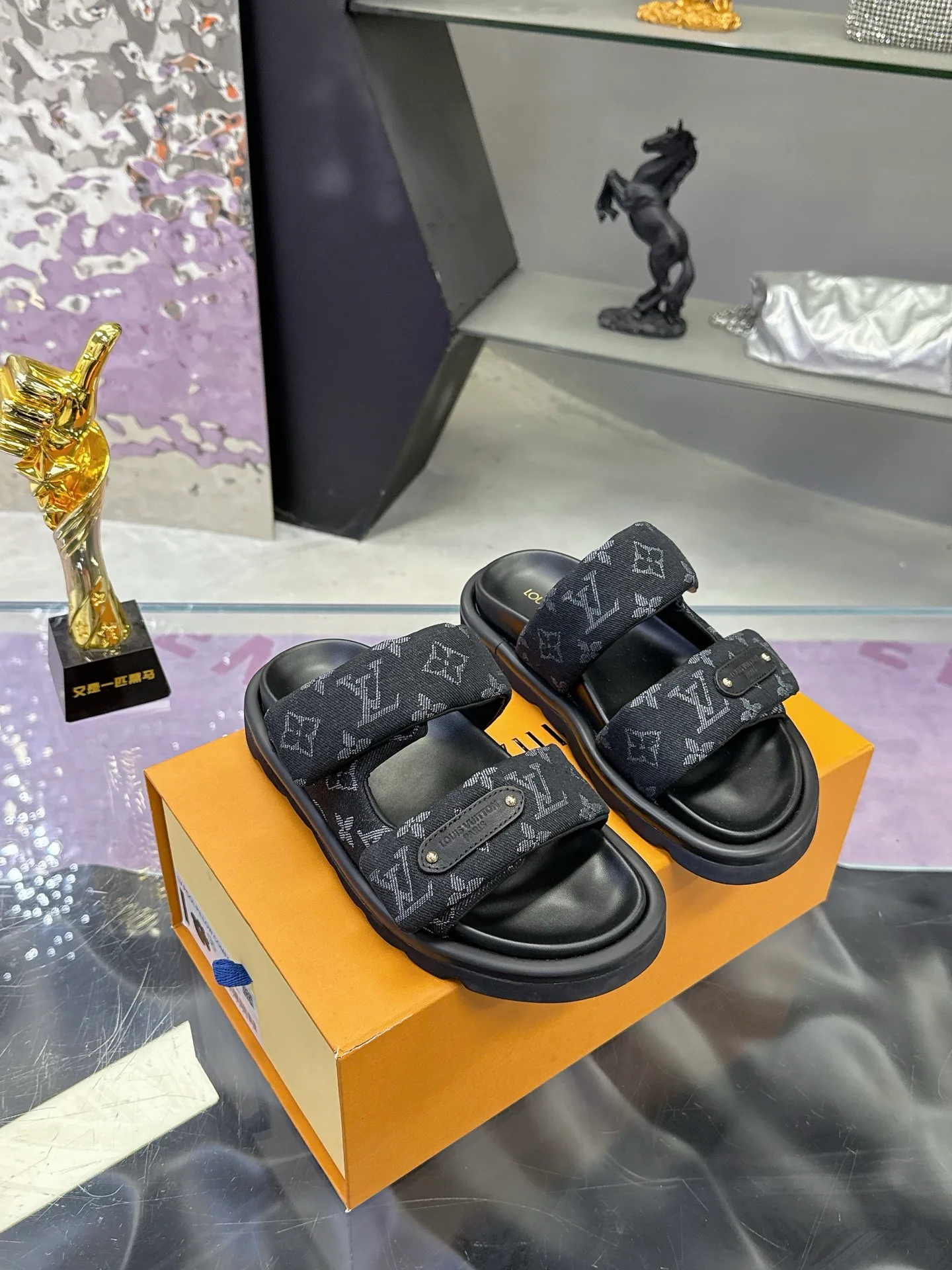 Шлепанцы Женские Louis Vuitton 17530464