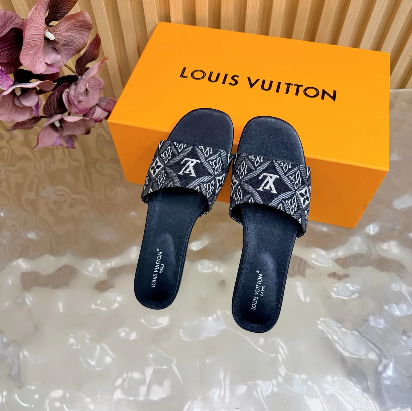 Шлепанцы Женские Louis Vuitton 3060191