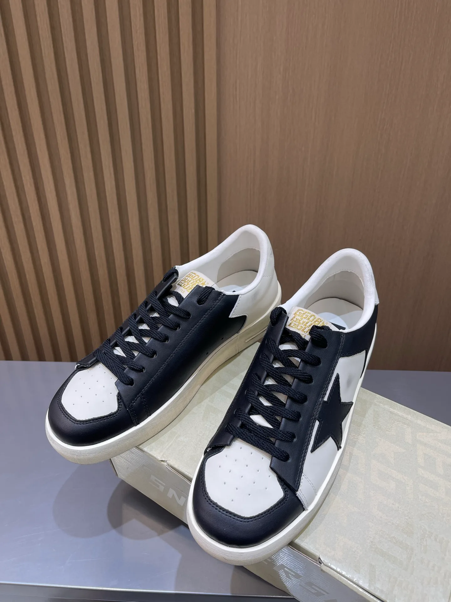 Кроссовки Женские Golden Goose 19466426