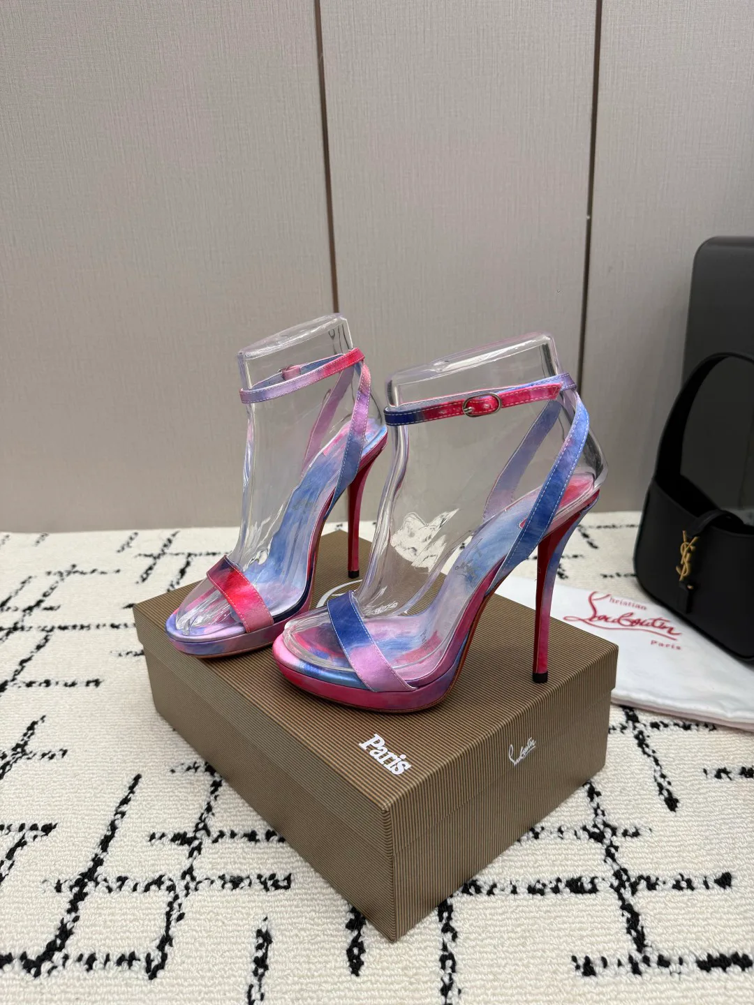 Босоножки Женские Christian Louboutin 17234909