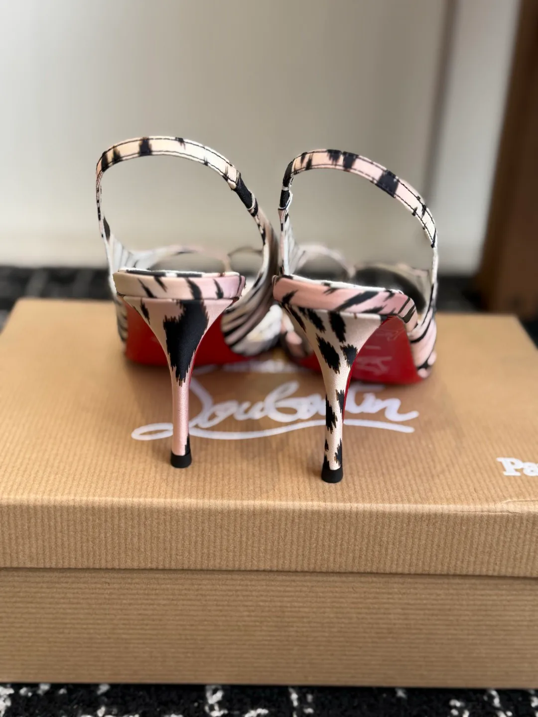 Босоножки Женские Christian Louboutin 18843459