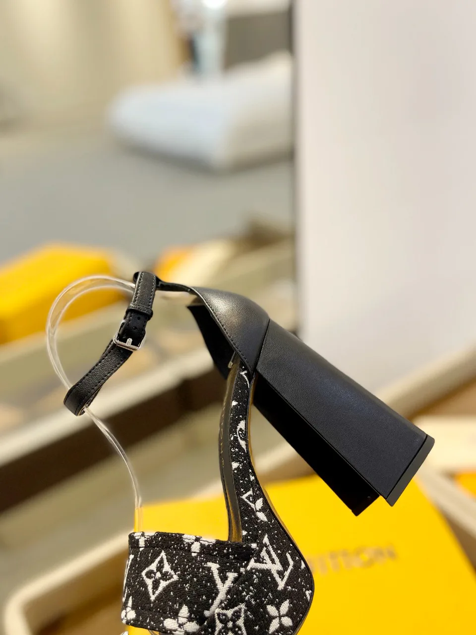 Босоножки Женские Louis Vuitton 17946836