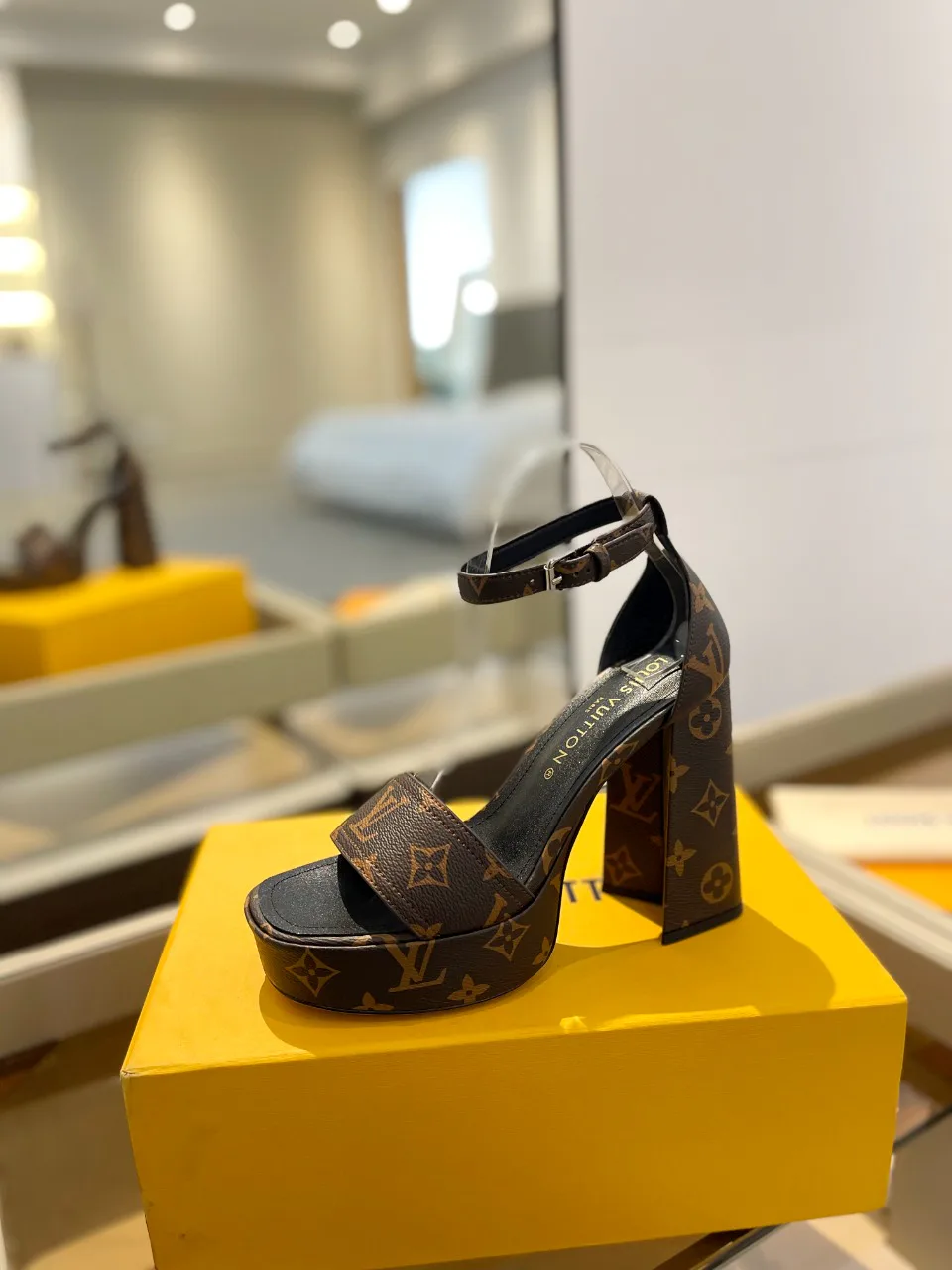 Босоножки Женские Louis Vuitton 17946834