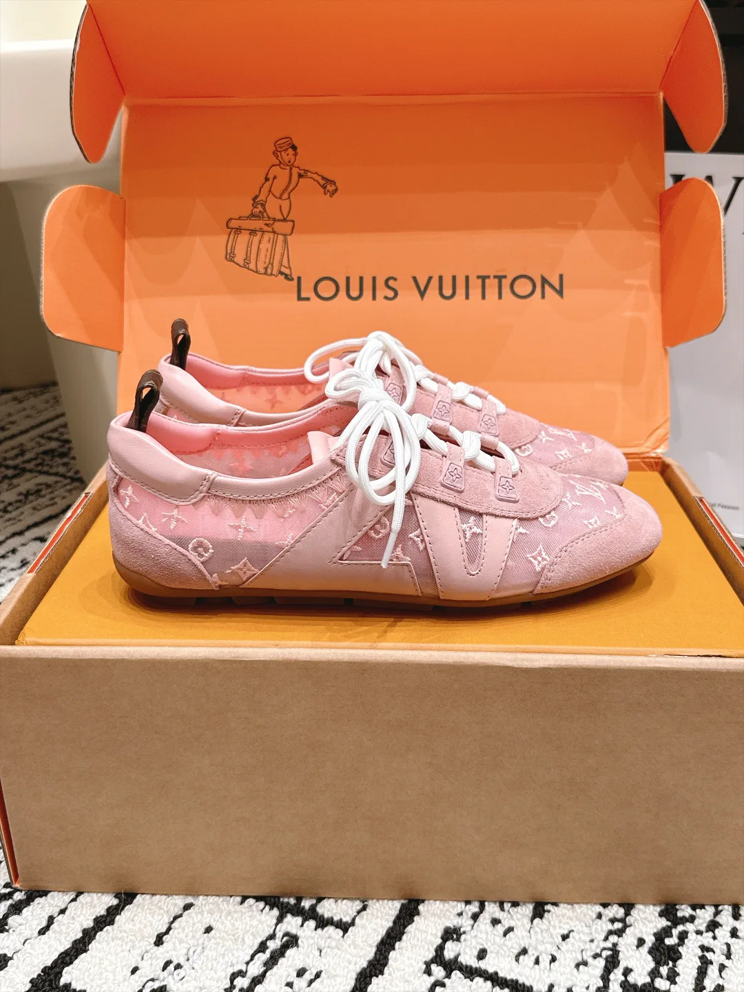 Кроссовки Женские Louis Vuitton 17978319