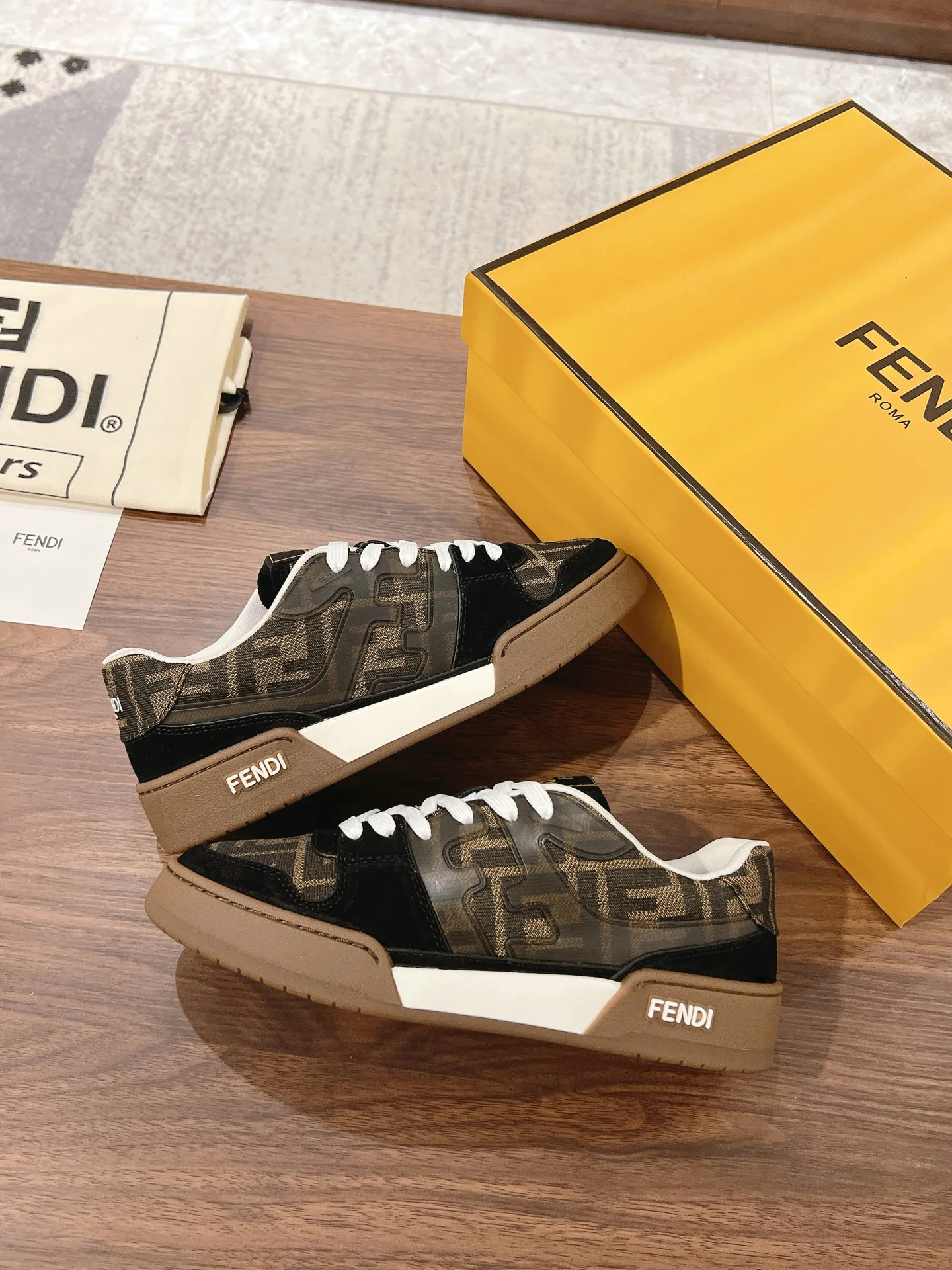 Кроссовки Женские Fendi 18219605
