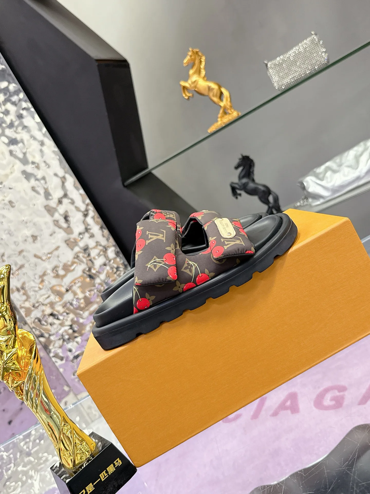 Шлепанцы Женские Louis Vuitton 17530461
