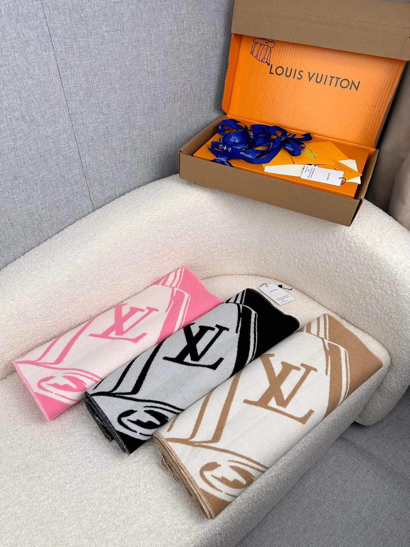 Шарфы Louis Vuitton 18476667