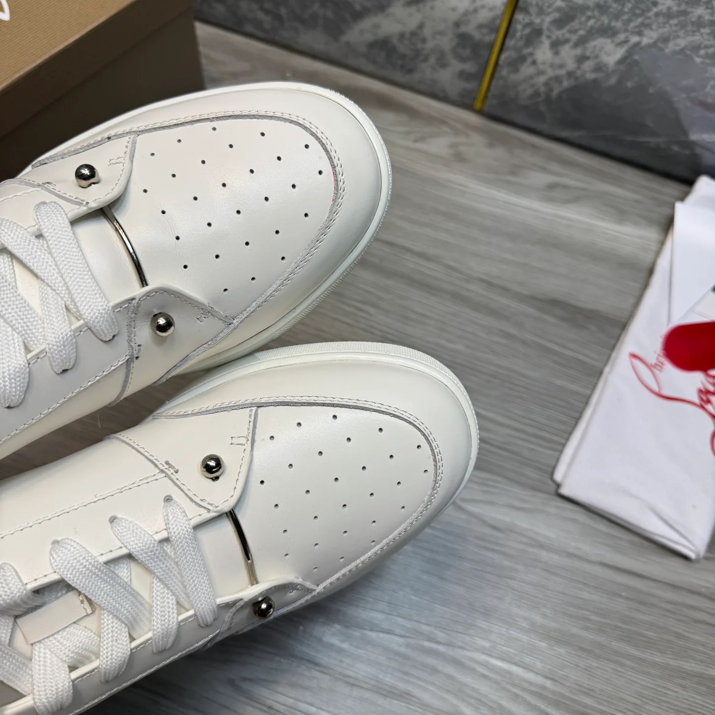 Кроссовки Женские Christian Louboutin 18719687