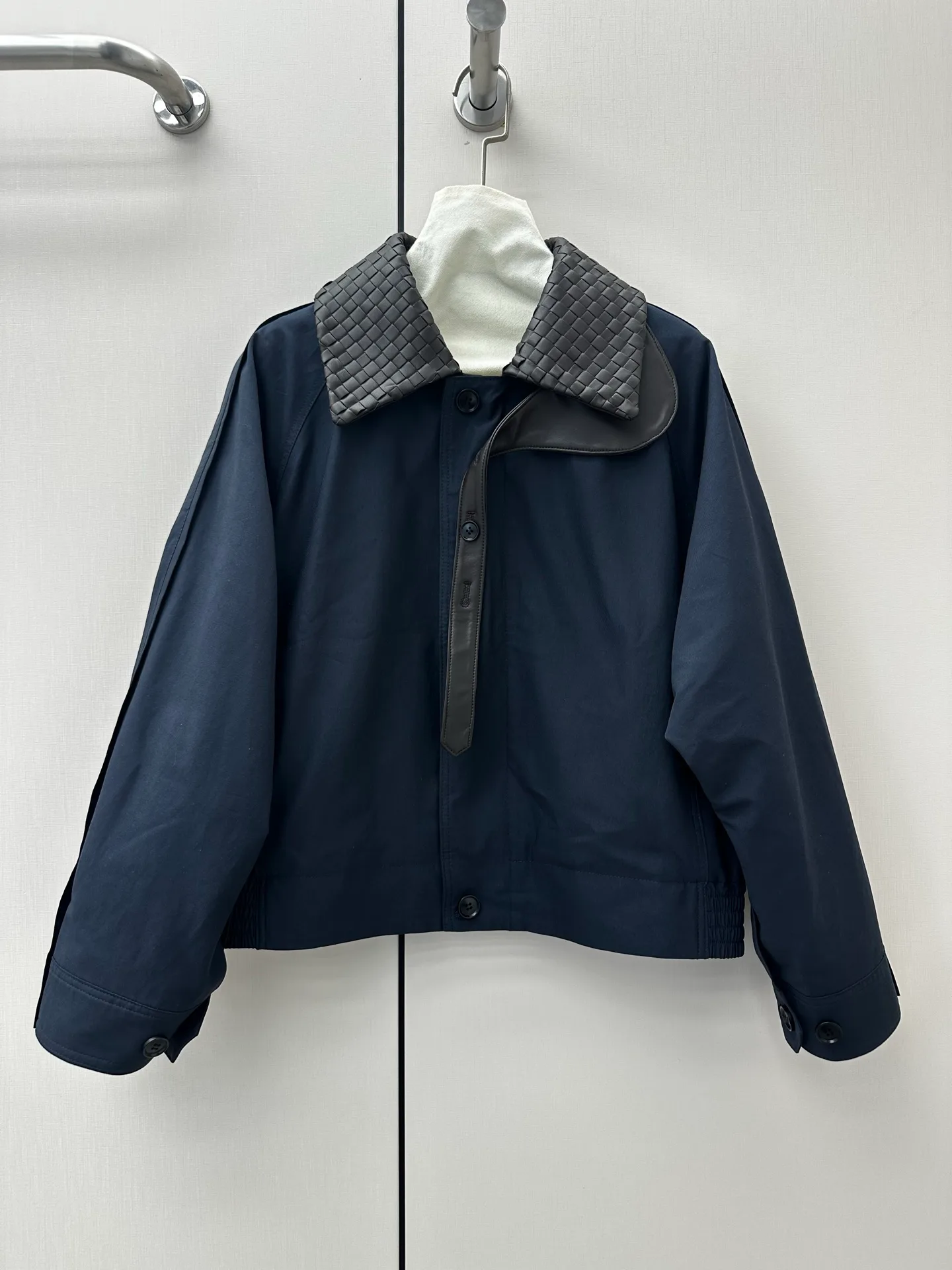 Кожаные Куртки И Дублёнки Женские Bottega Veneta 17417238