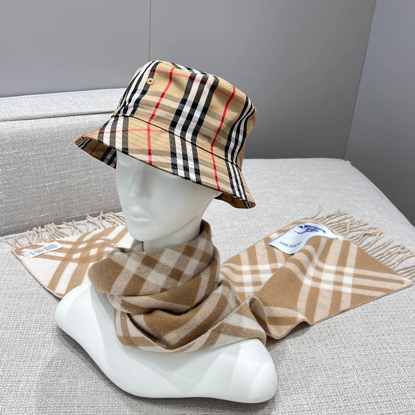 Шарфы Burberry 17945511