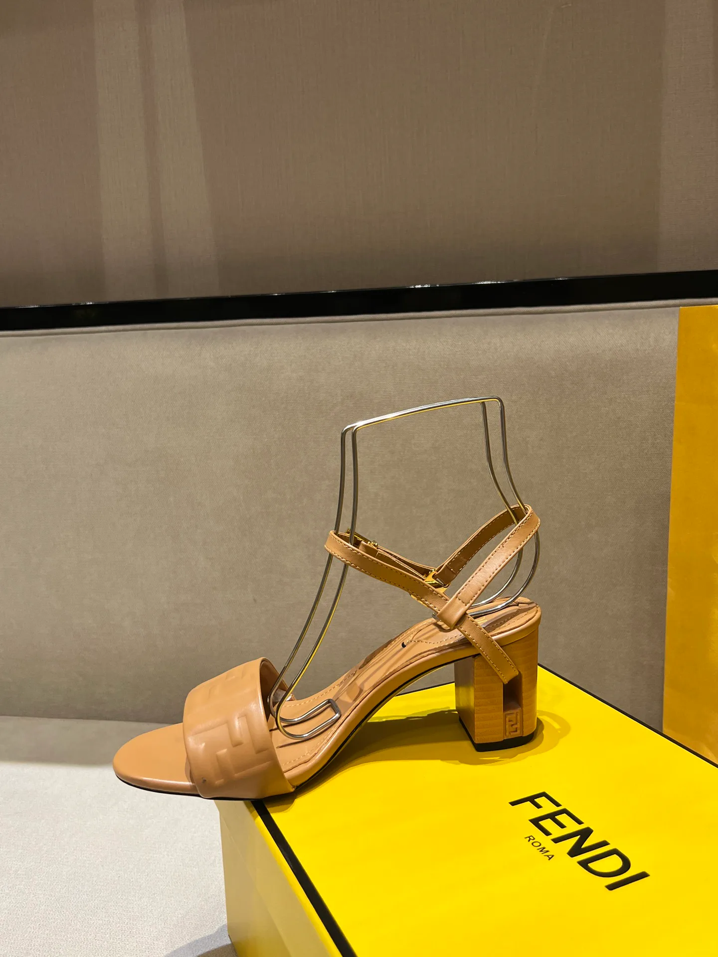Босоножки Женские Fendi 17144233