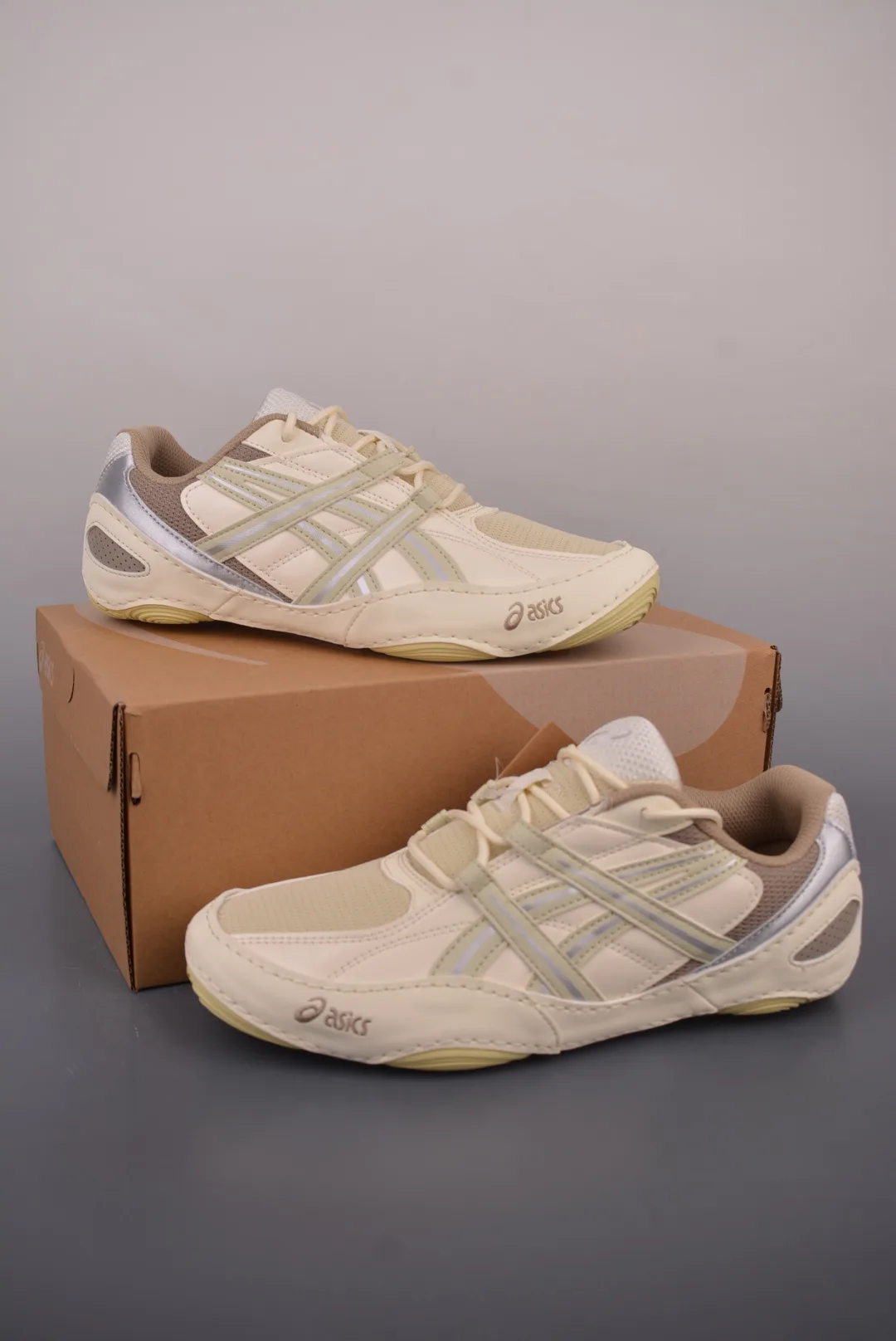 Кроссовки Женские Asics 17182618